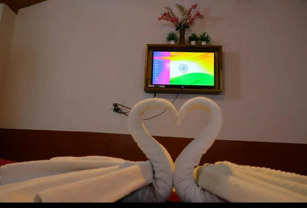 Bed in Hotel Hilltop At Mall Road Manali With Open Terrace