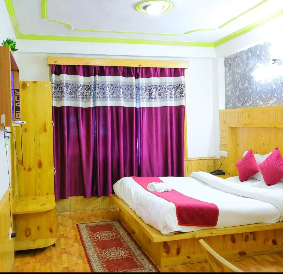 Bed in Hotel Hilltop At Mall Road Manali With Open Terrace