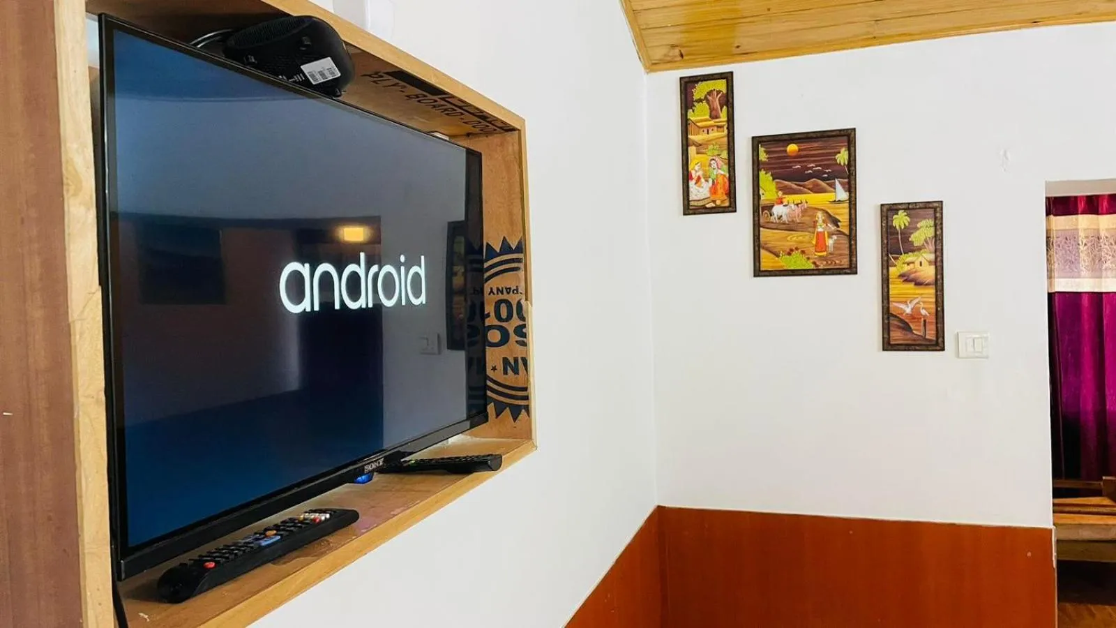 TV and multimedia in Hotel Hilltop At Mall Road Manali With Open Terrace