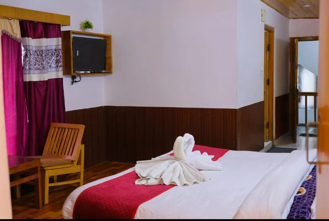 Bed in Hotel Hilltop At Mall Road Manali With Open Terrace