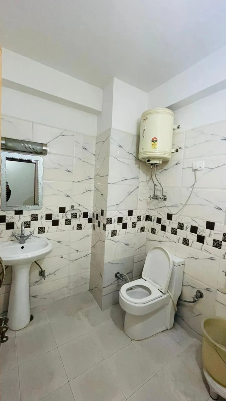 Shower in Hotel Hilltop At Mall Road Manali With Open Terrace