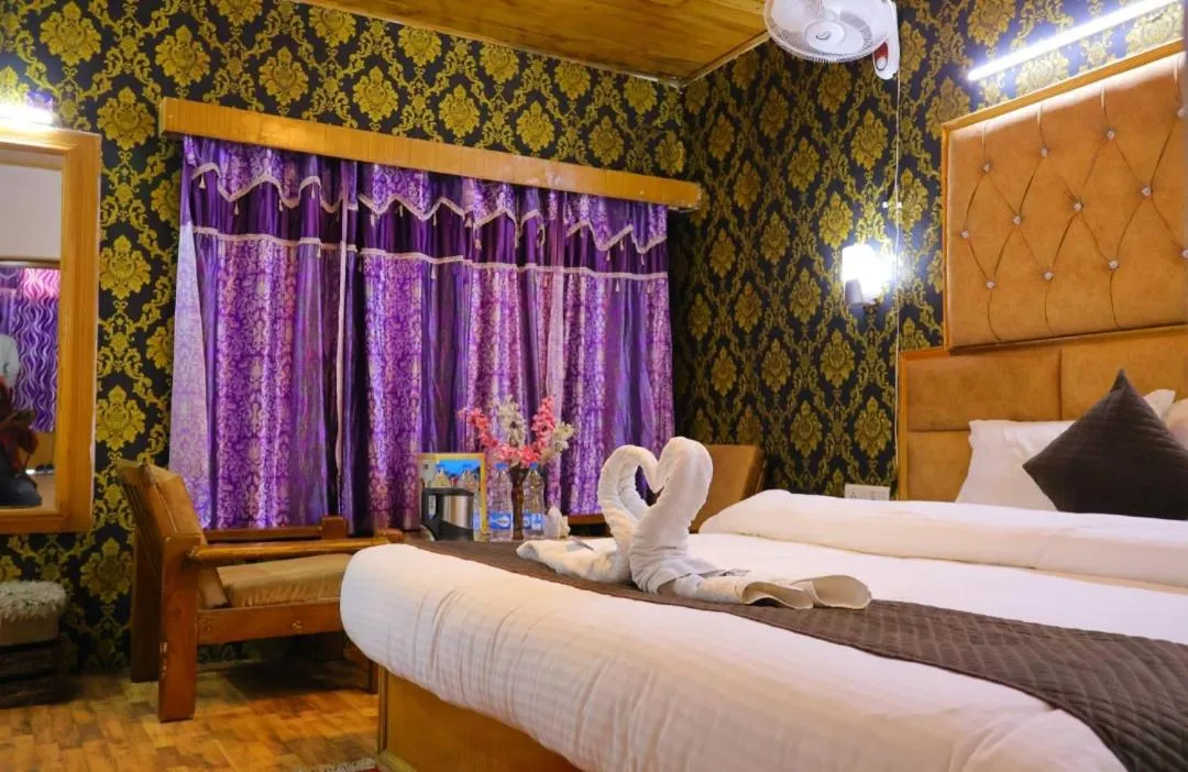 Bed in Hotel Hilltop At Mall Road Manali With Open Terrace
