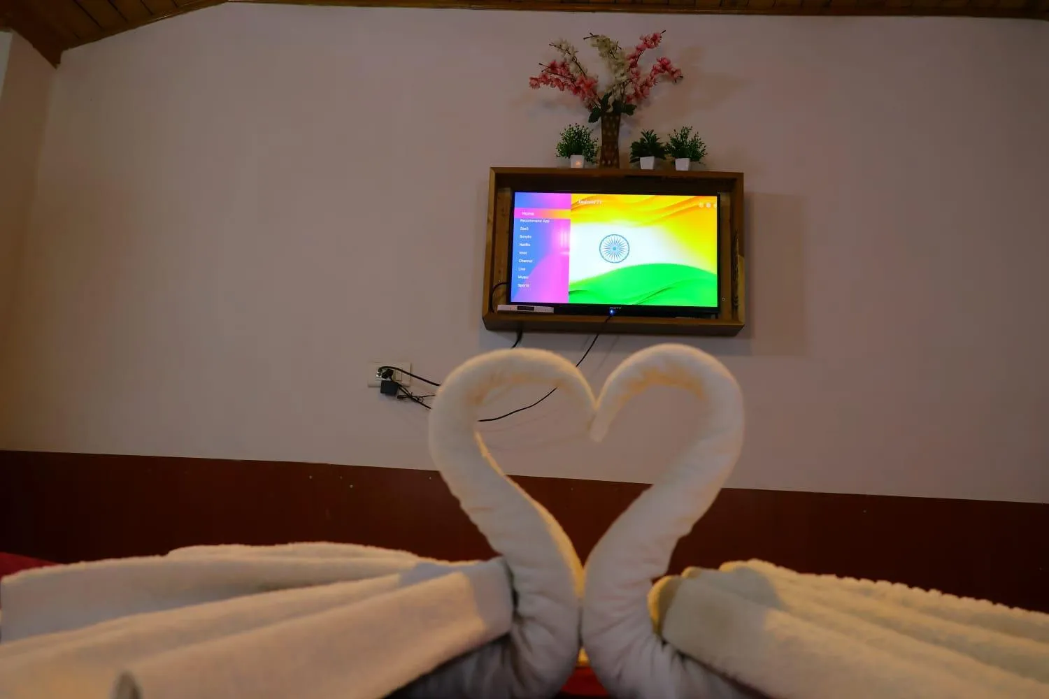 Bed in Hotel Hilltop At Mall Road Manali With Open Terrace