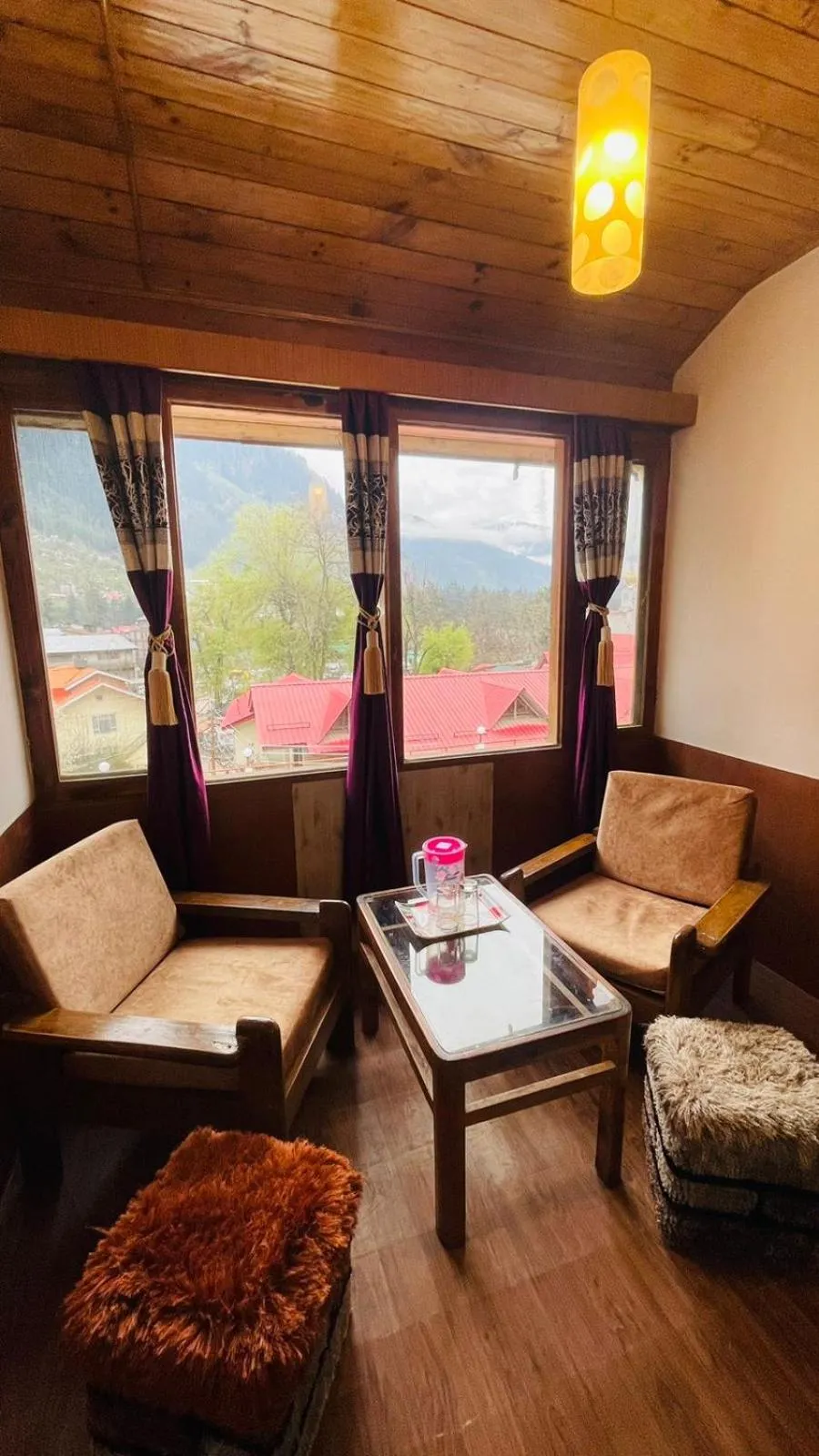 Living room in Hotel Hilltop At Mall Road Manali With Open Terrace