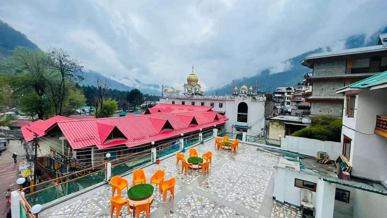 Property building in Hotel Hilltop At Mall Road Manali With Open Terrace