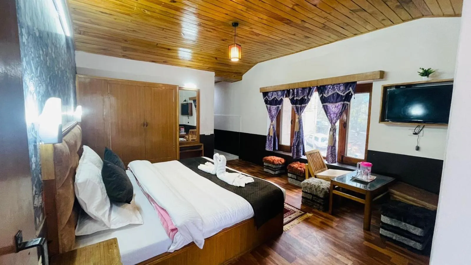 Bedroom, Bed in Hotel Hilltop At Mall Road Manali With Open Terrace