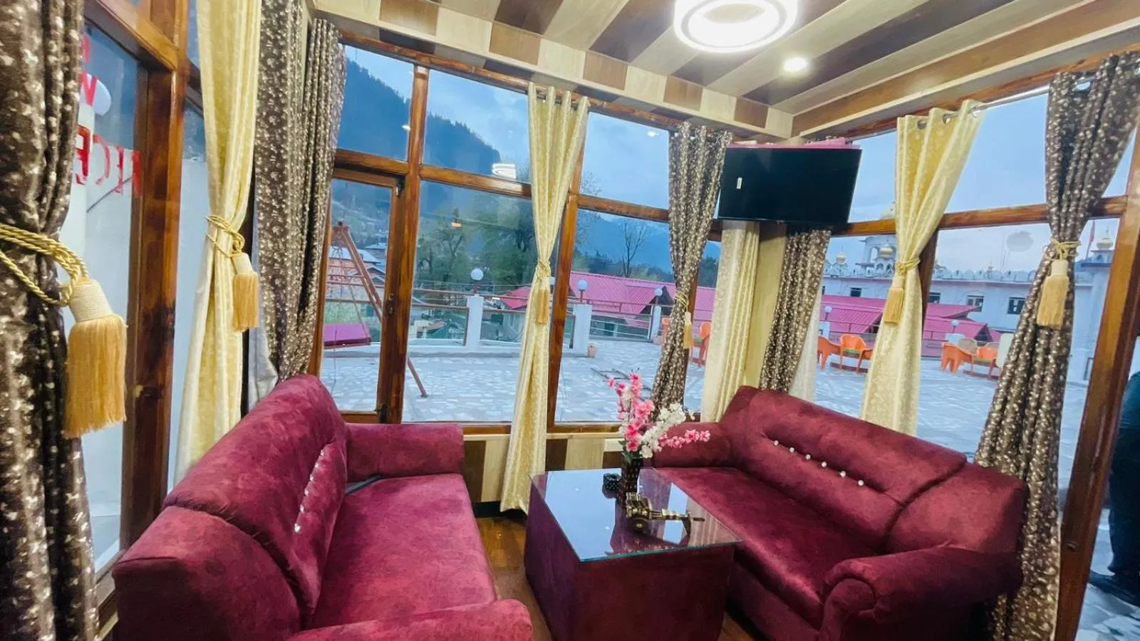 Living room in Hotel Hilltop At Mall Road Manali With Open Terrace