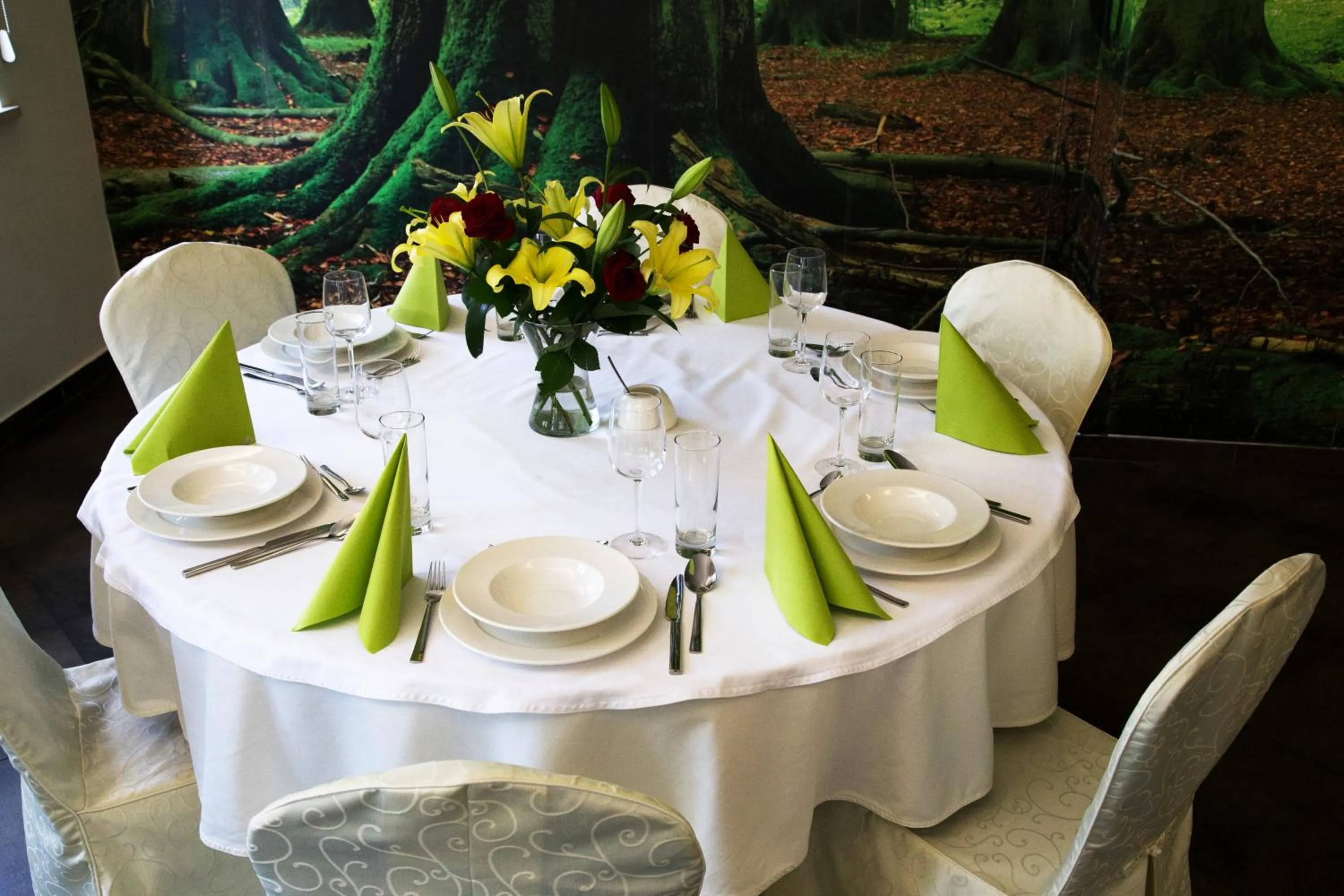 Restaurant/places to eat in Centrum Restauracyjno-Hotelowe Florres