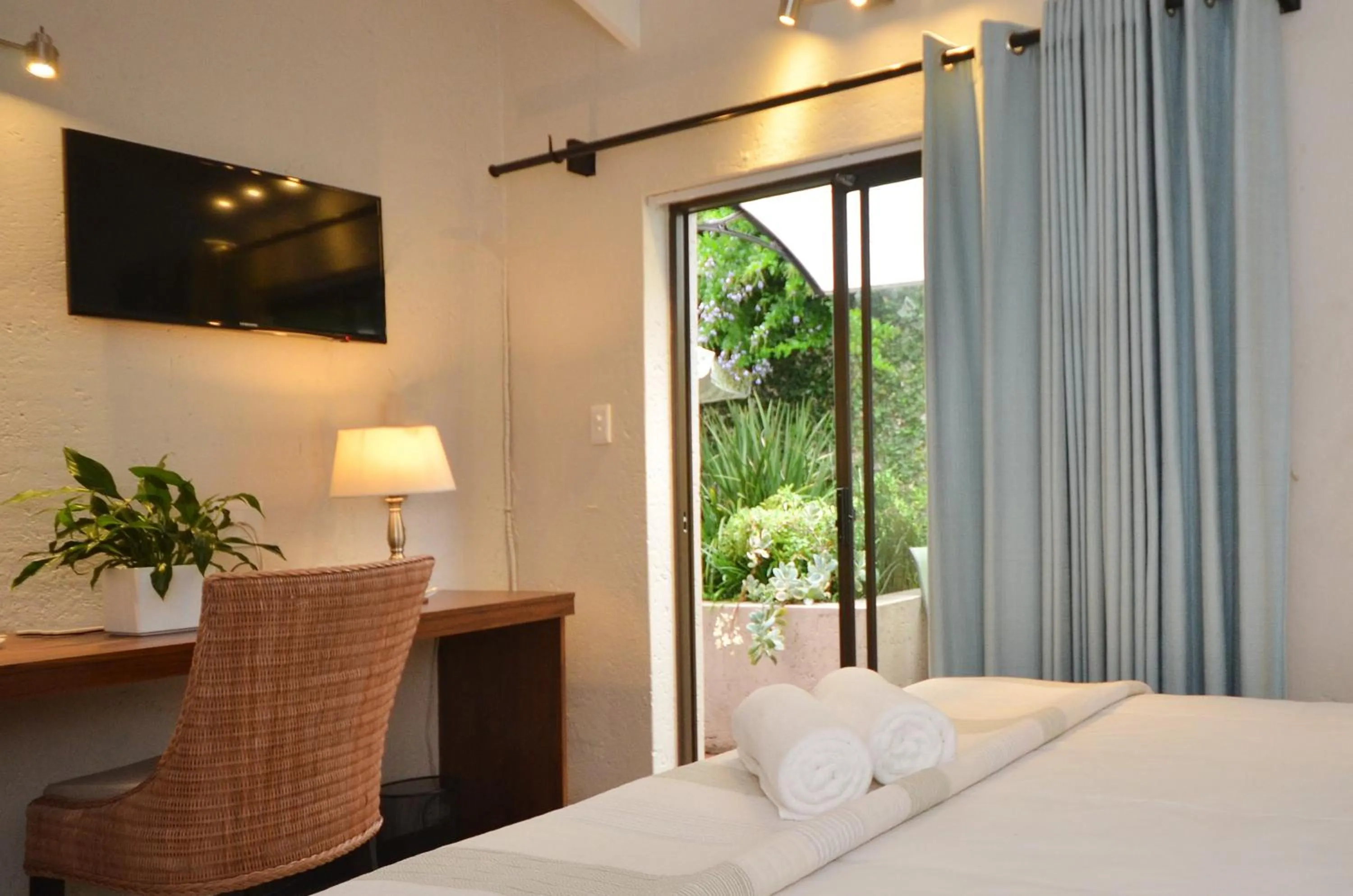 TV and multimedia, Bed in Sandton Slippers