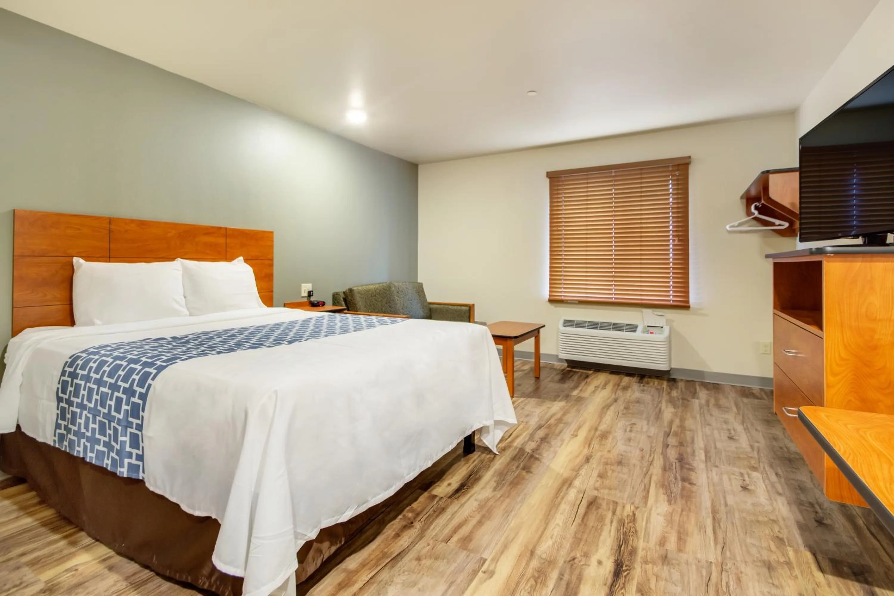 Bedroom, Bed in Econo Lodge Burlington I-70