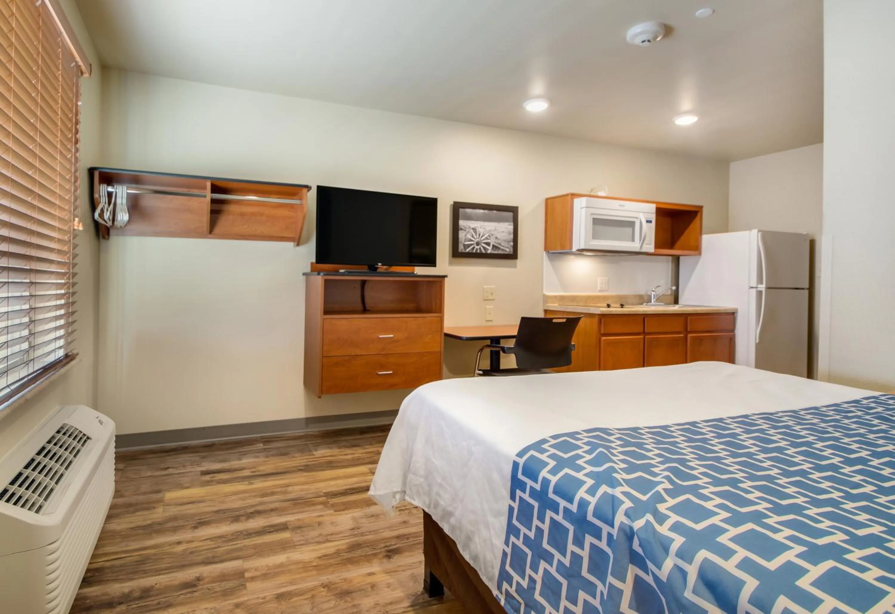 Bedroom, Bed in Econo Lodge Burlington I-70