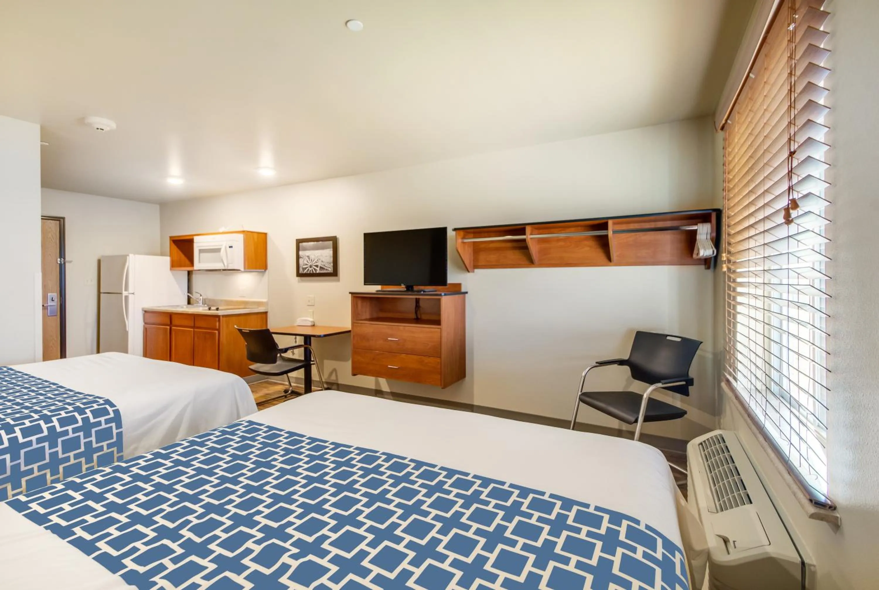 TV and multimedia, Bed in Econo Lodge Burlington I-70