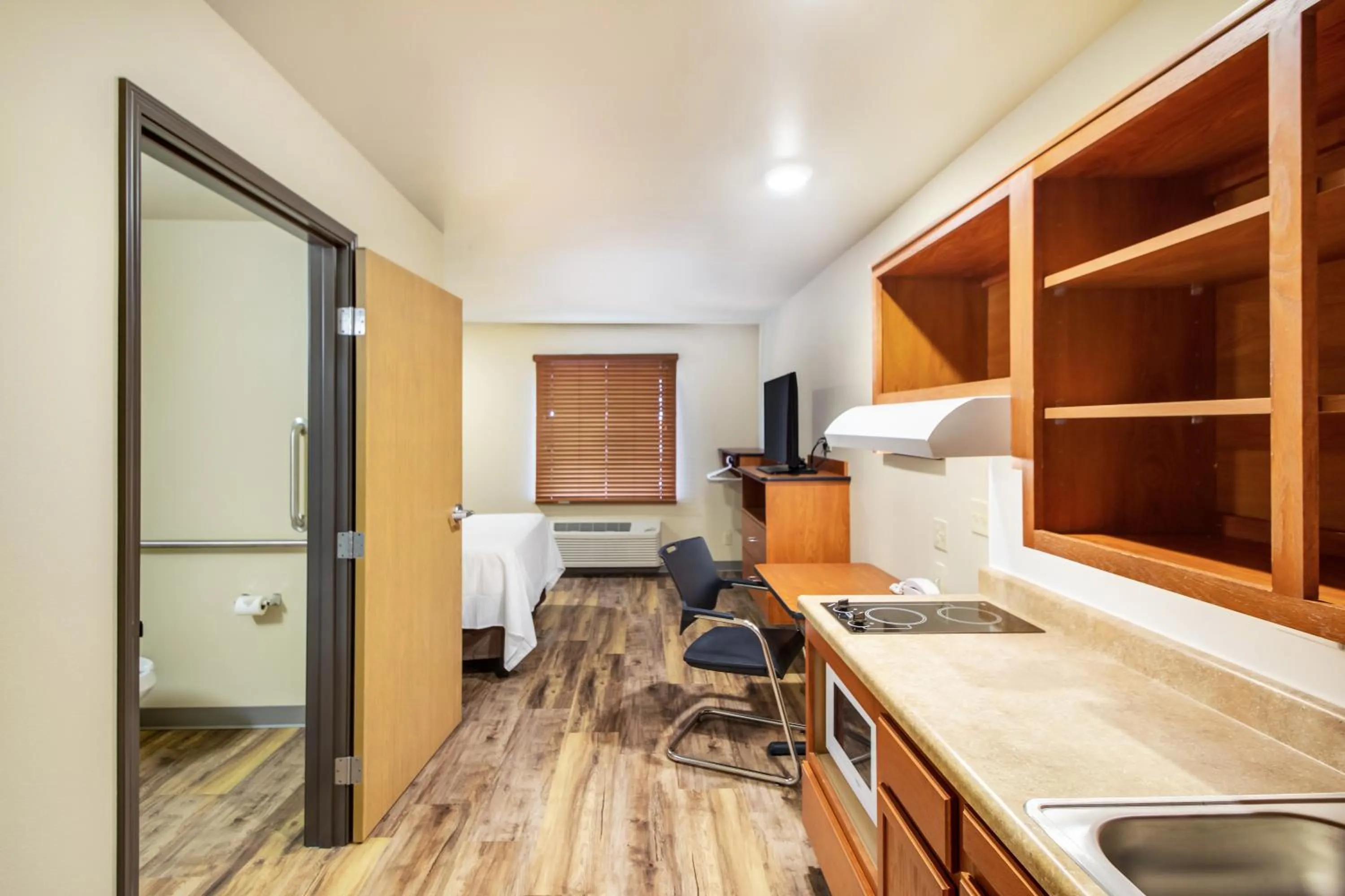 Bedroom in Econo Lodge Burlington I-70