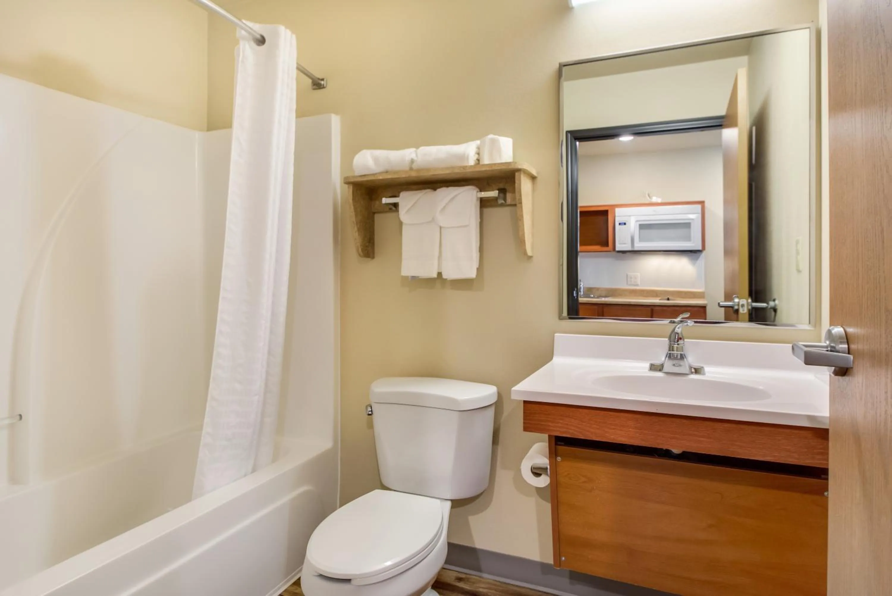 Bathroom in Econo Lodge Burlington I-70