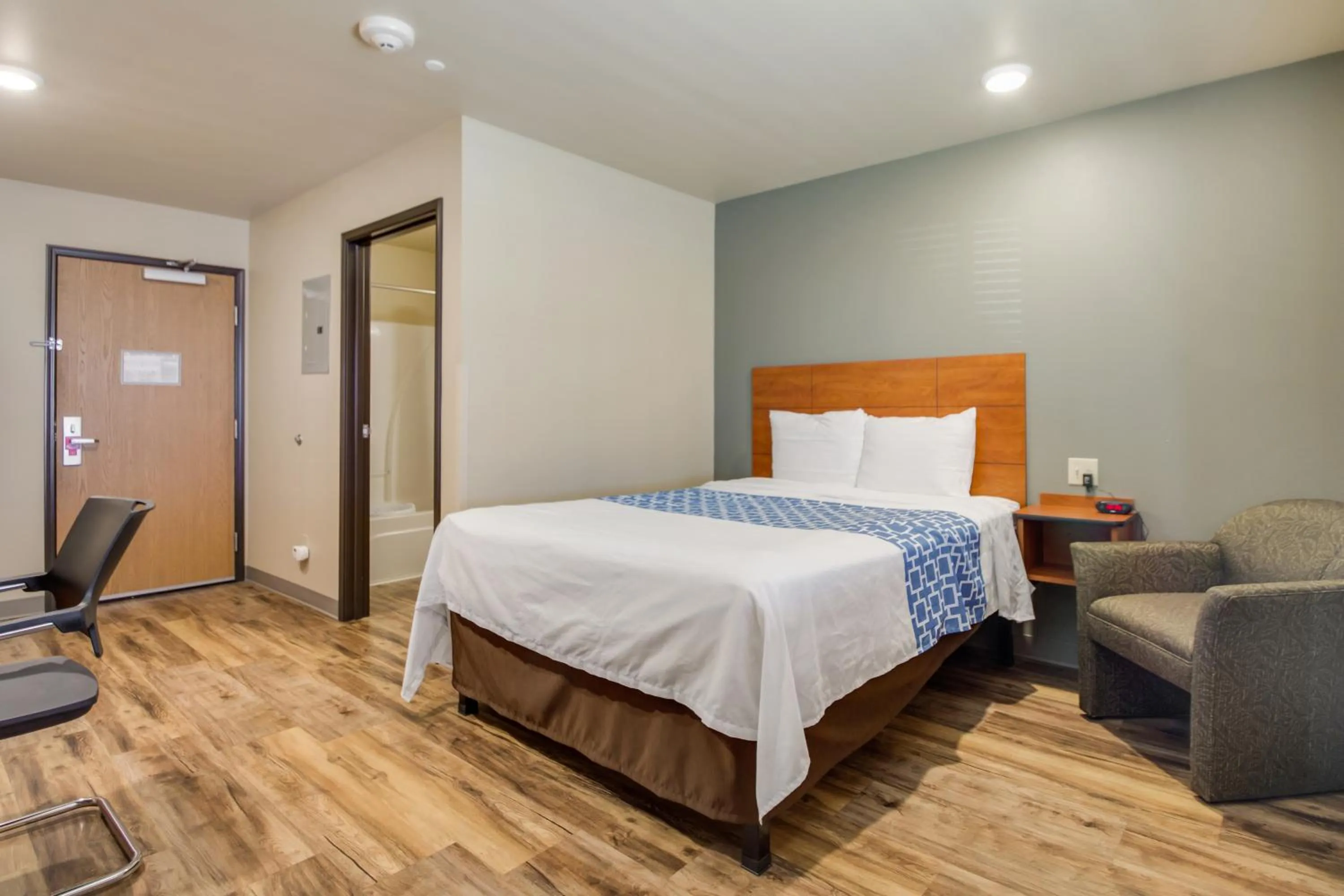 Bedroom, Bed in Econo Lodge Burlington I-70