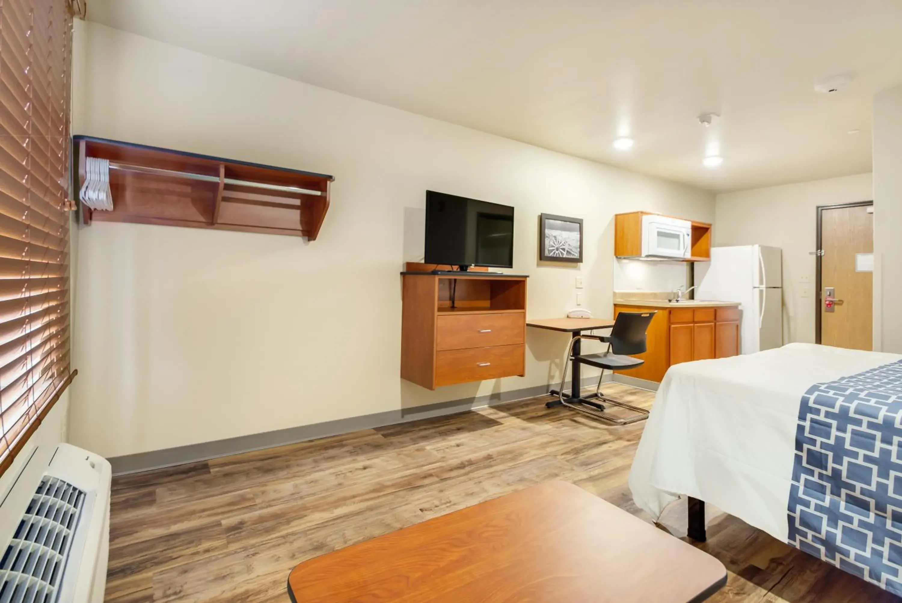 TV and multimedia, Bed in Econo Lodge Burlington I-70 TV and multimedia, Bed in Econo Lodge Burlington I-70