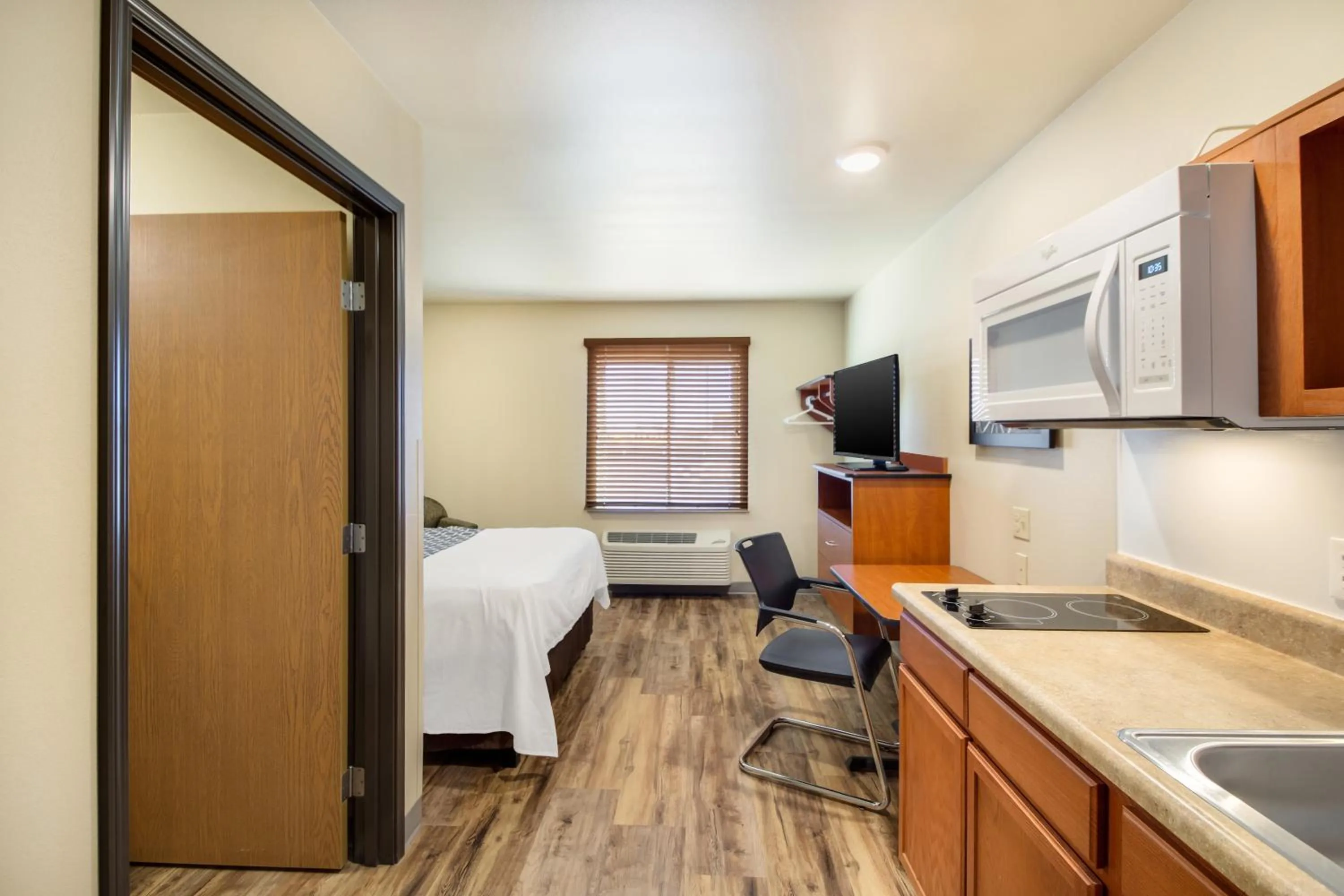 Bedroom, Bed in Econo Lodge Burlington I-70