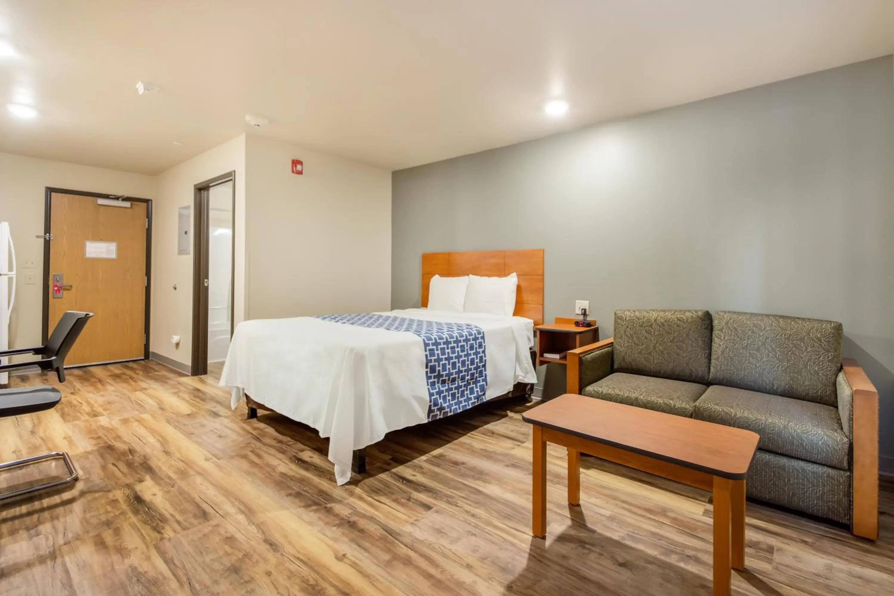 Bedroom, Bed in Econo Lodge Burlington I-70 Bedroom, Bed in Econo Lodge Burlington I-70