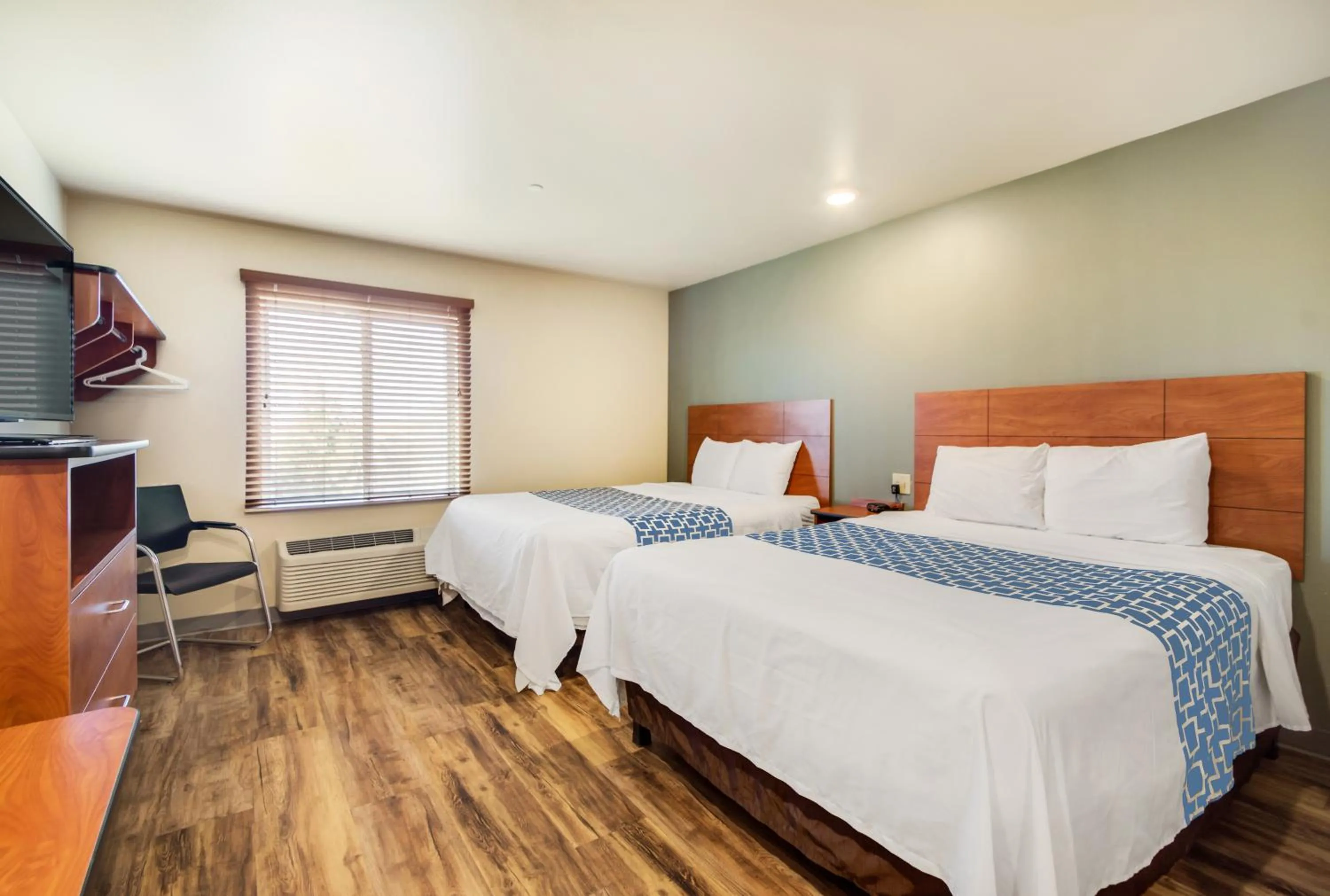 Bedroom, Bed in Econo Lodge Burlington I-70