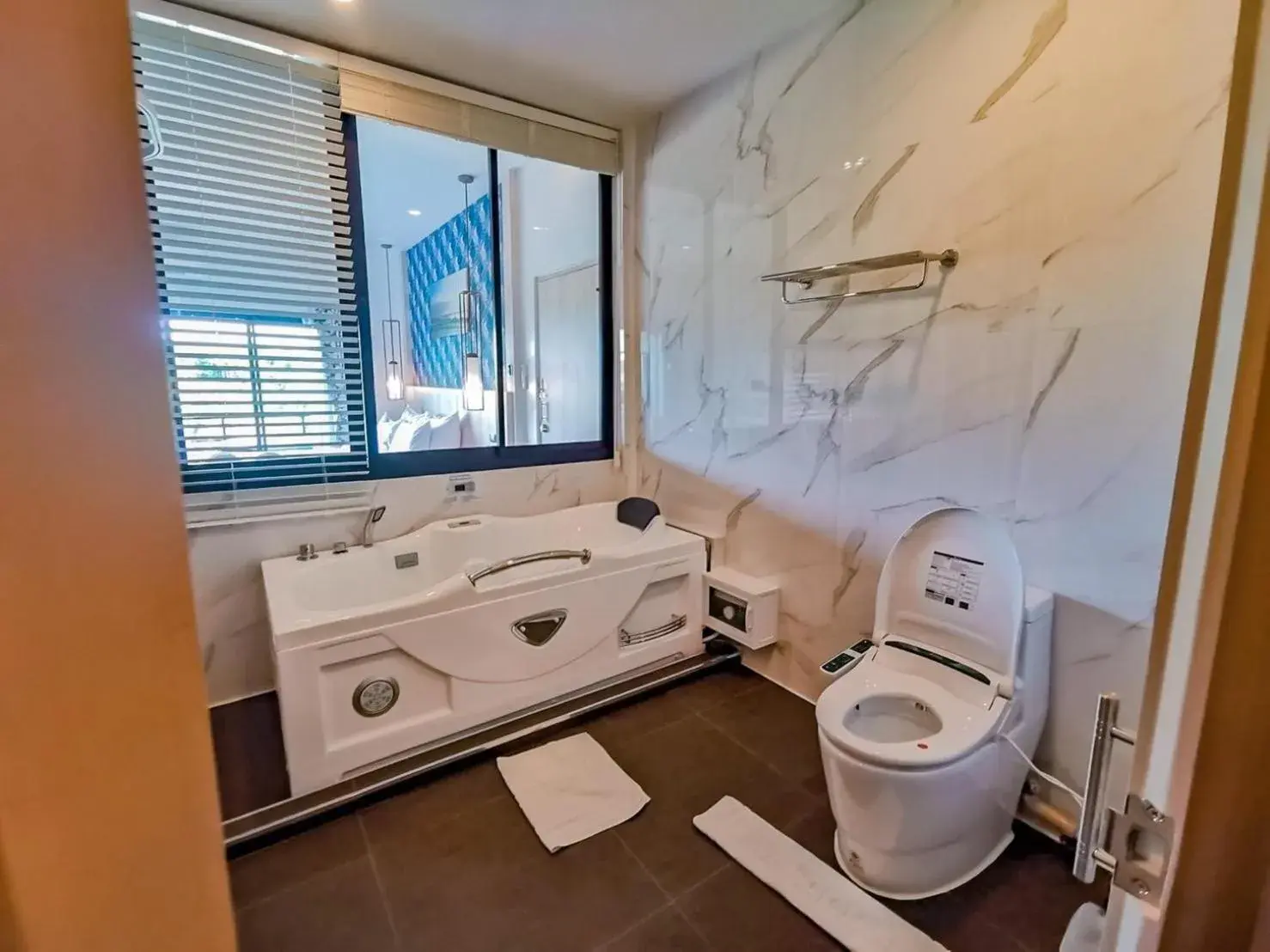 Bathroom in Phuengluang Riverside Hotel Chanthaburi Bathroom in Phuengluang Riverside Hotel Chanthaburi