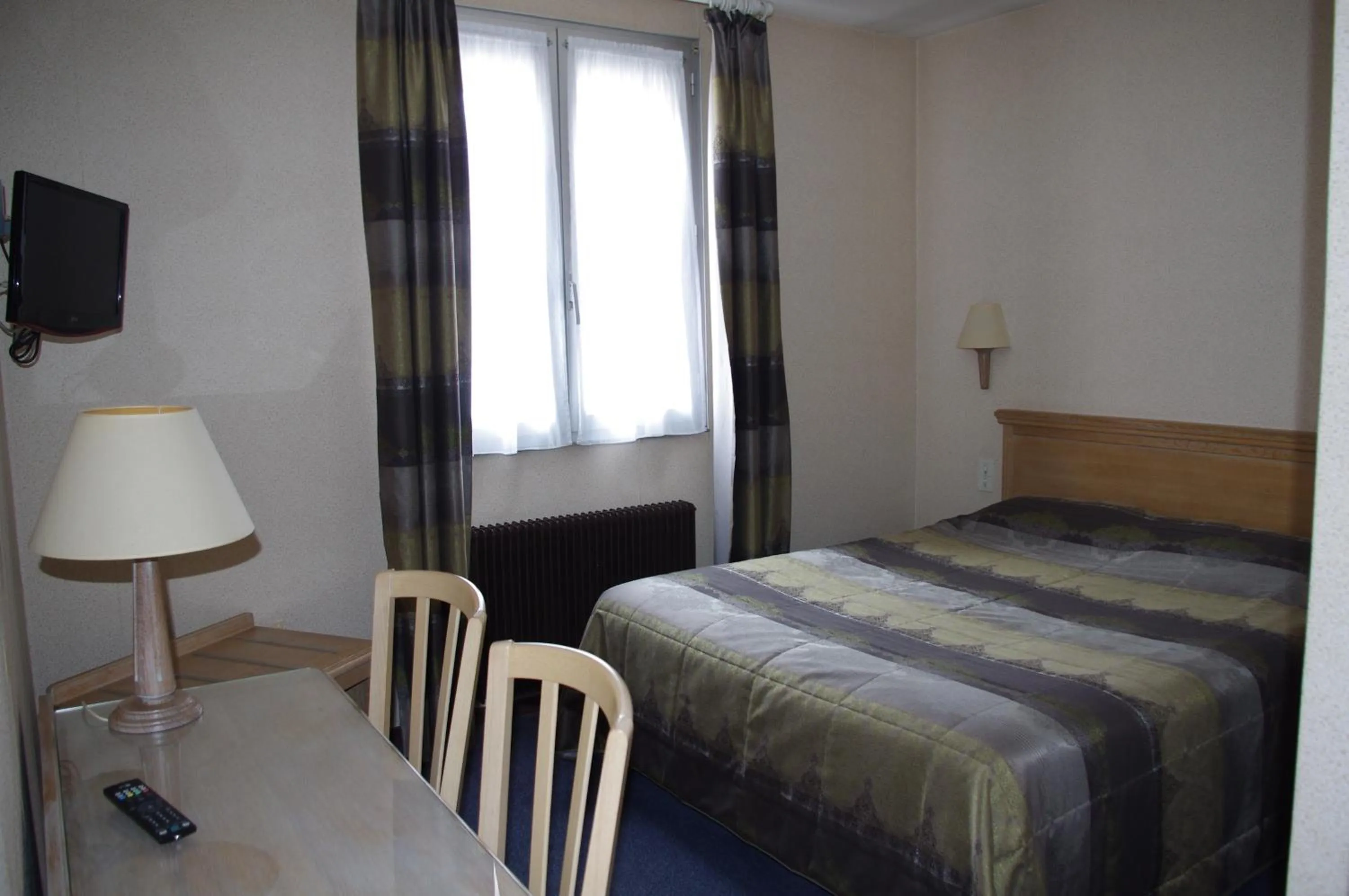 Photo of the whole room, Bed in Hôtel du Lion