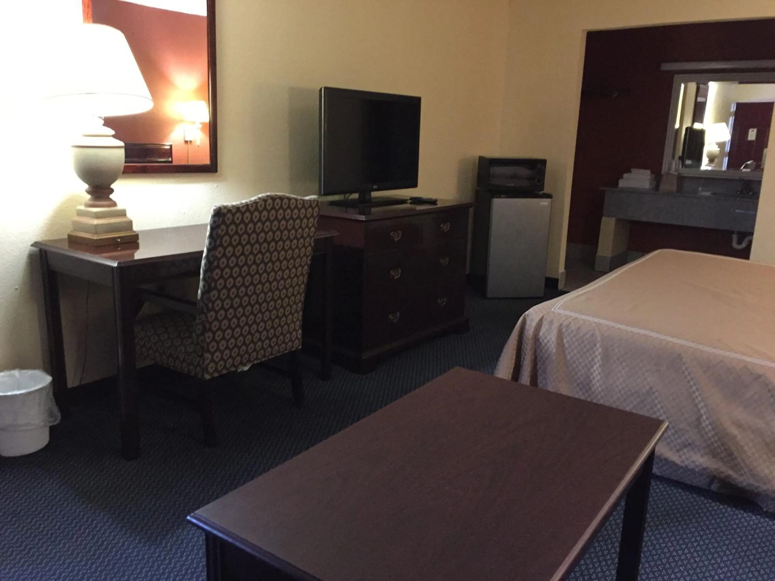 Photo of the whole room, Bed in Executive Inn Texarkana