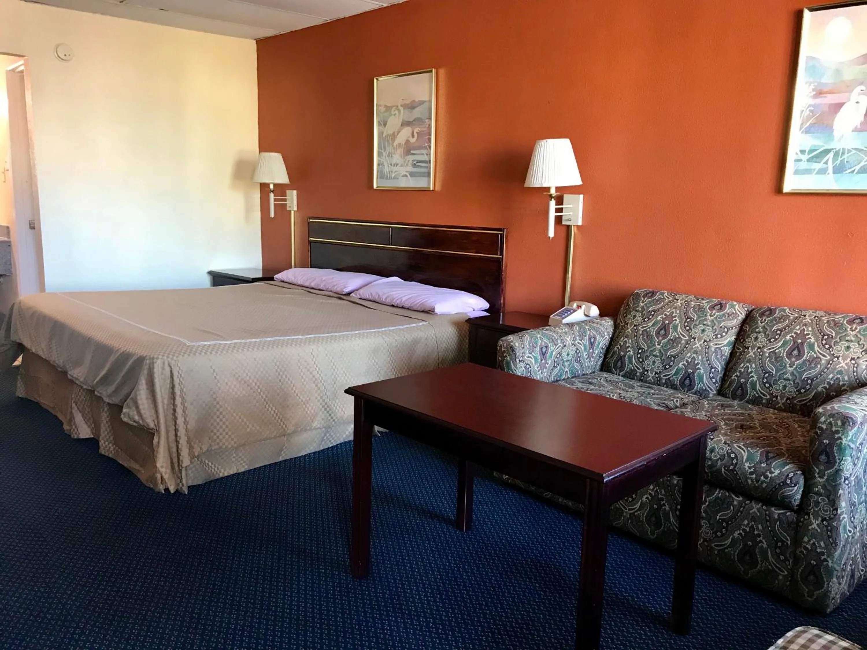 Seating area, Bed in Executive Inn Texarkana