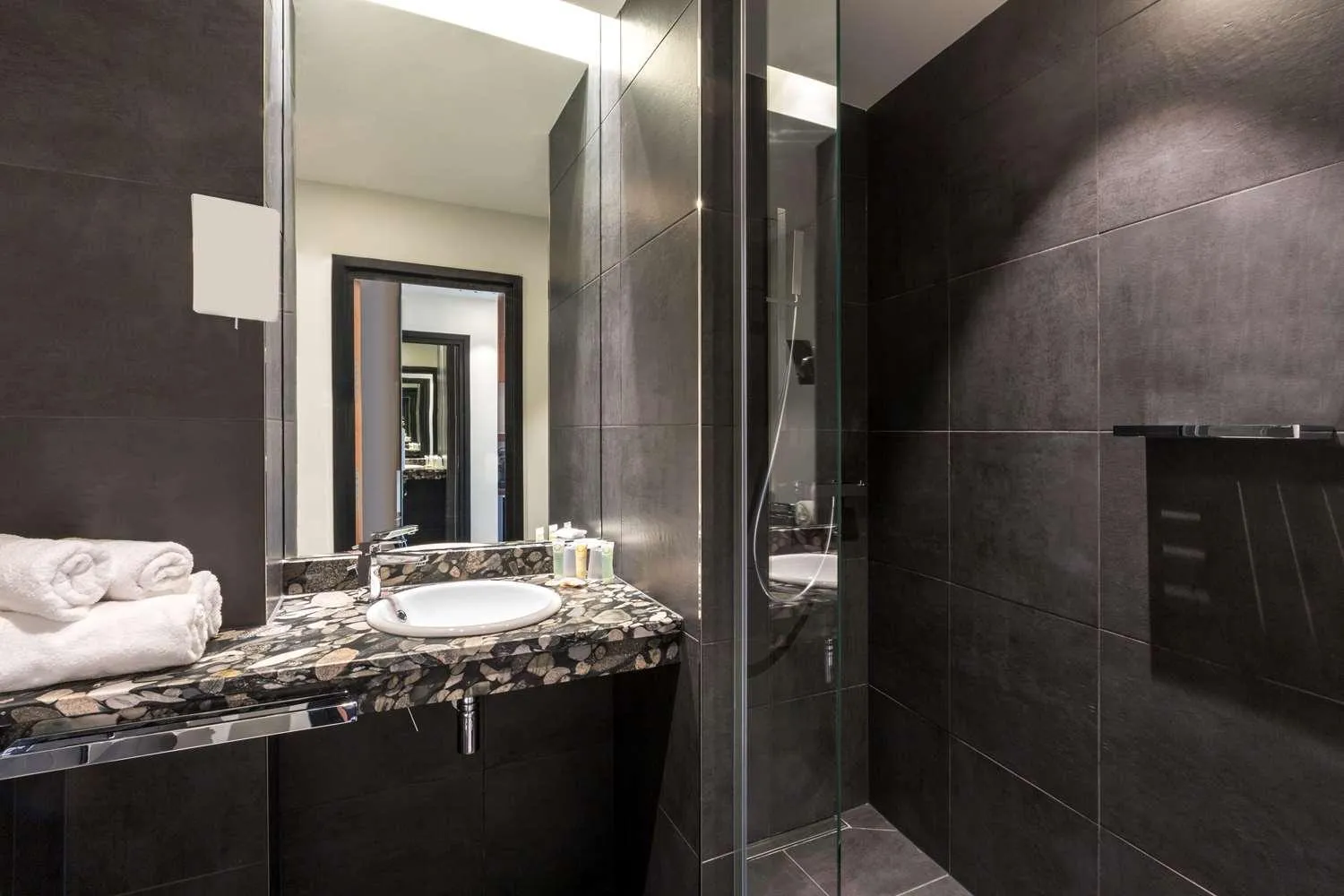 Shower in Best Western Plus Hotel & Restaurant Les Humanistes Colmar Nord