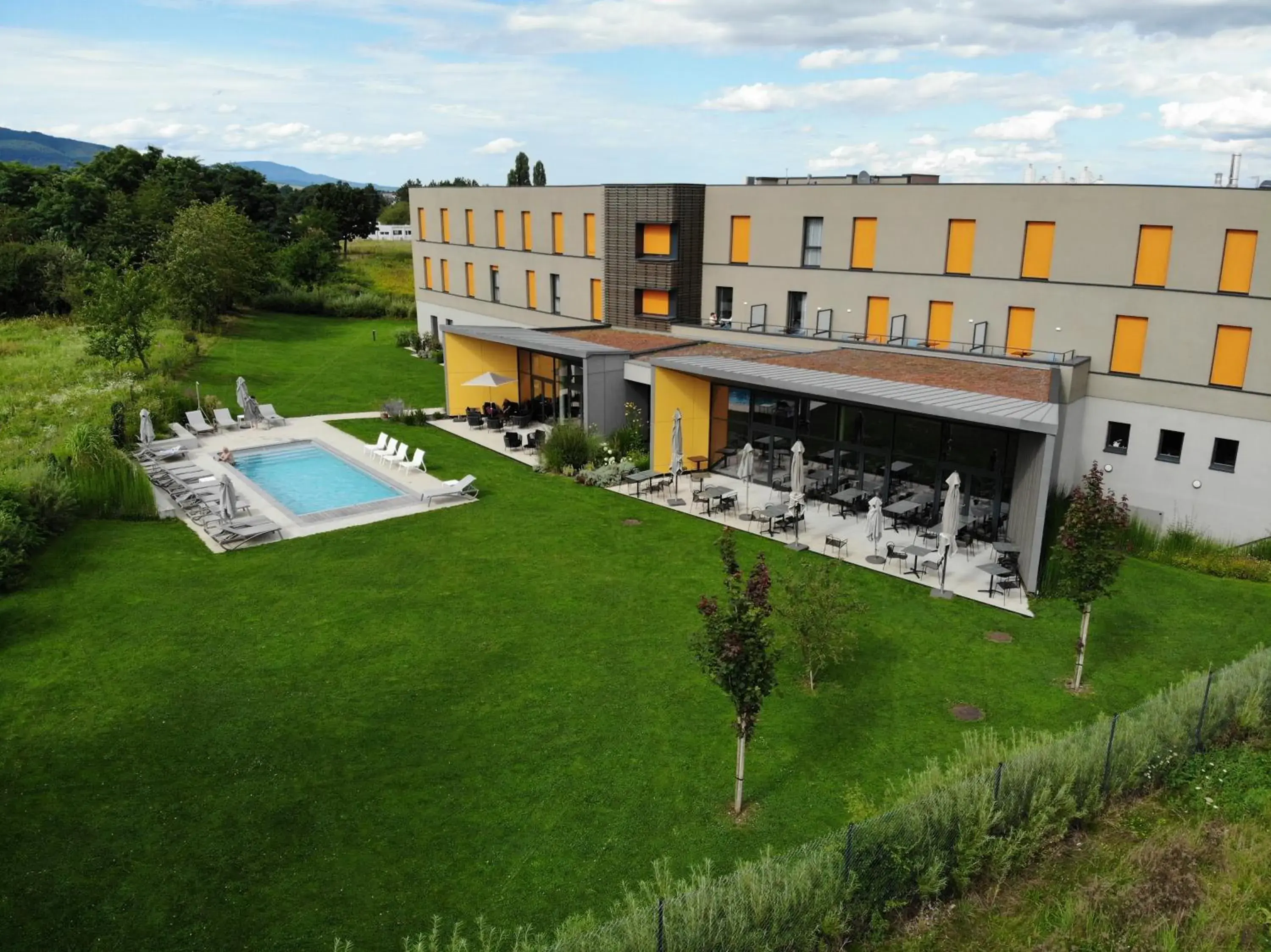 Property building in Best Western Plus Hotel Restaurant Les Humanistes proche Route des Vins Property building in Best Western Plus Hotel Restaurant Les Humanistes proche Route des Vins