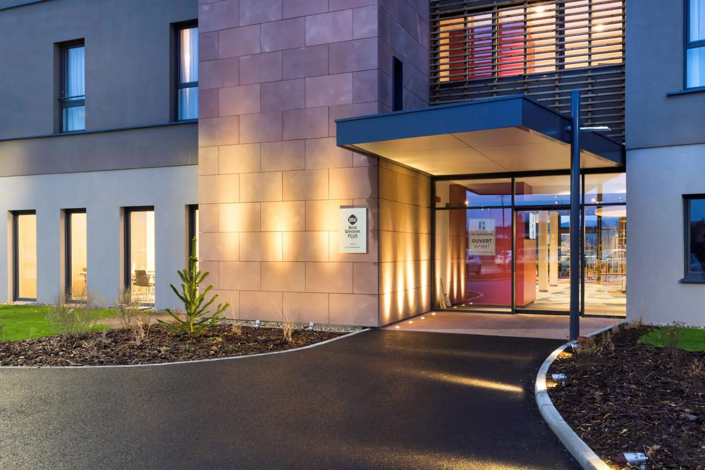 Property building in Best Western Plus Hotel Restaurant Les Humanistes proche Route des Vins Property building in Best Western Plus Hotel Restaurant Les Humanistes proche Route des Vins