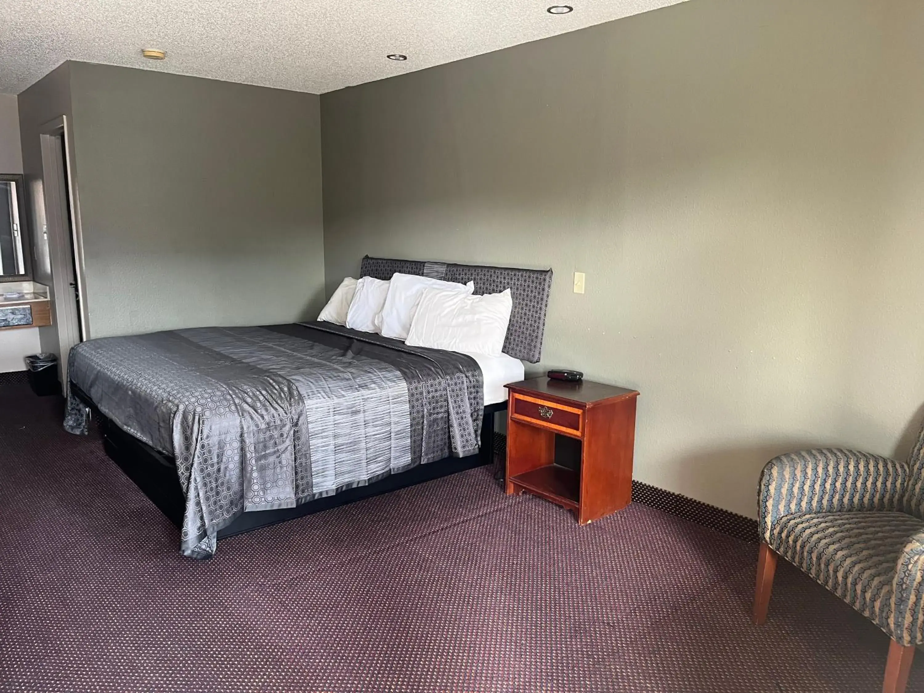 Bed in Hallmark Inn and Suites Bed in Hallmark Inn and Suites