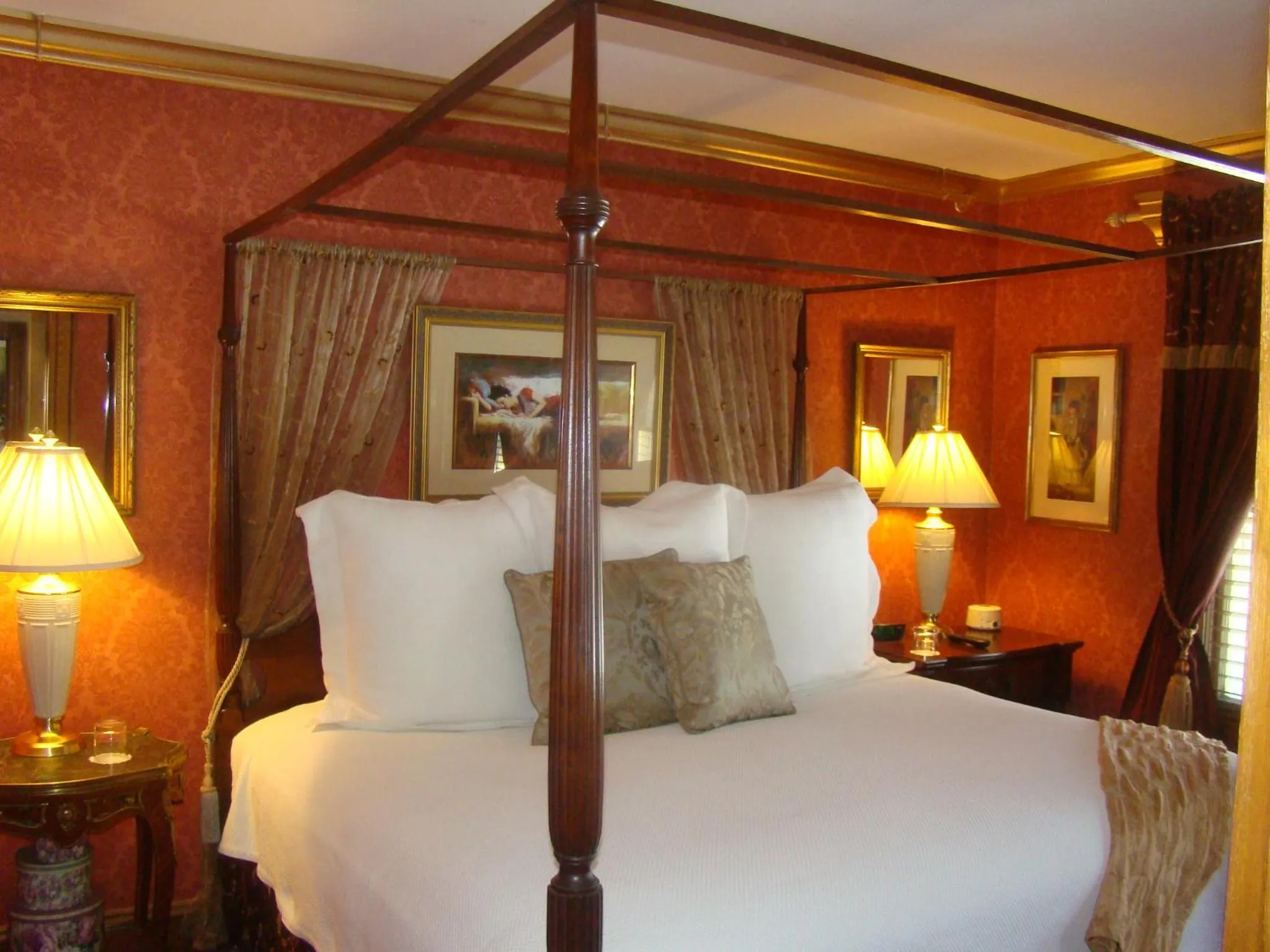 Bed in The Village Inn of Woodstock