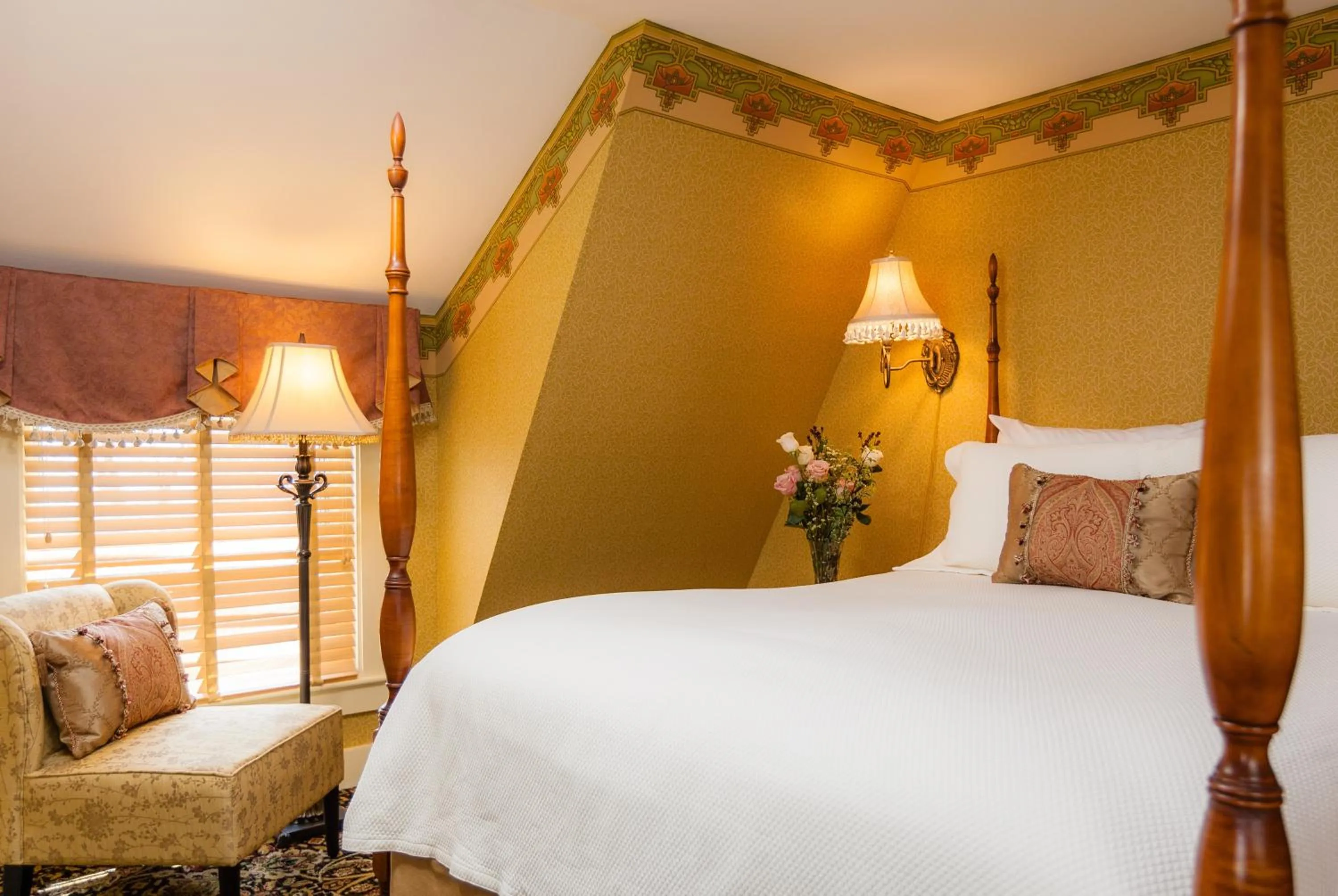 Bedroom, Bed in The Village Inn of Woodstock