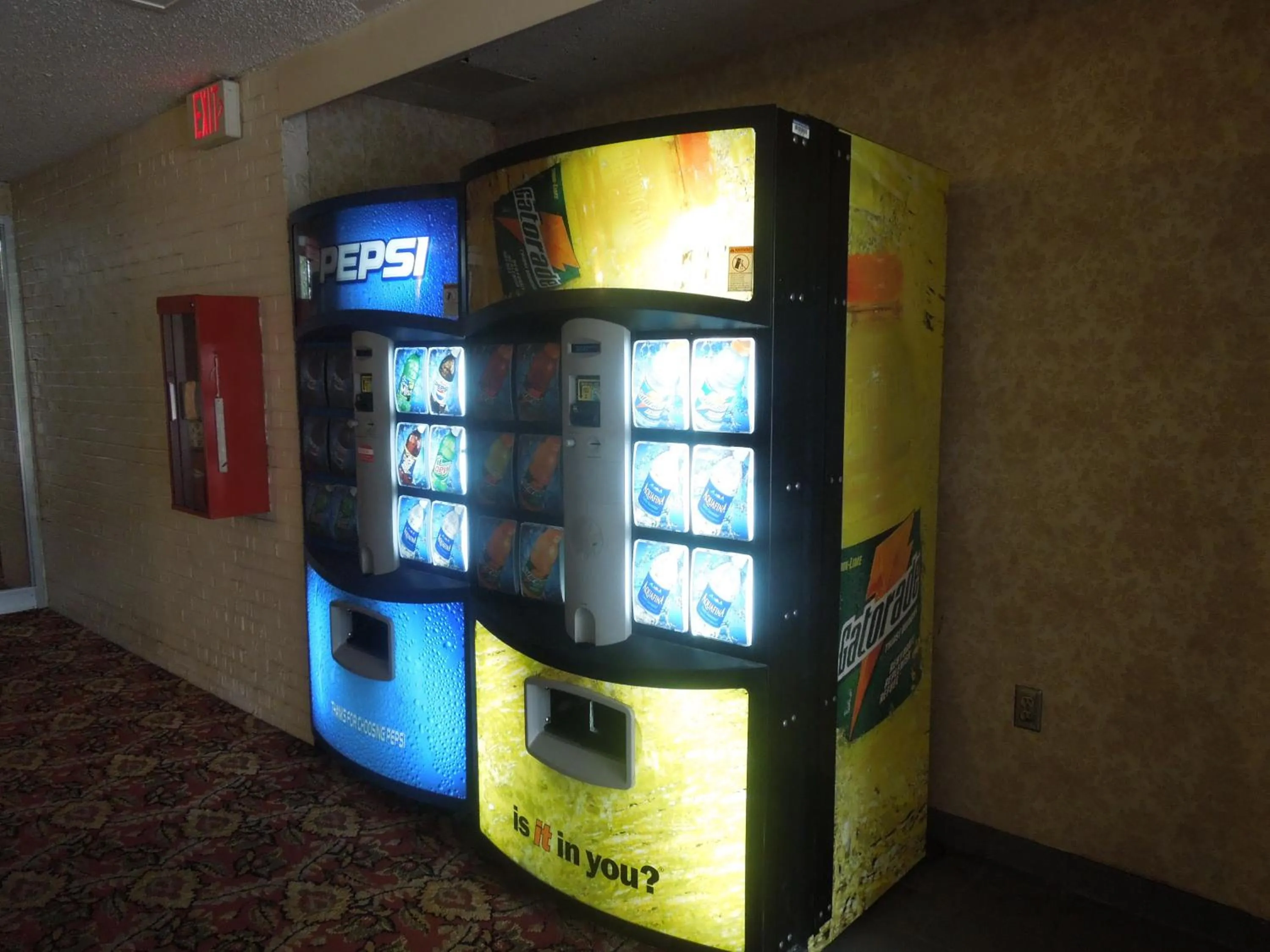 On-site shops in Howard Johnson by Wyndham Harrisburg