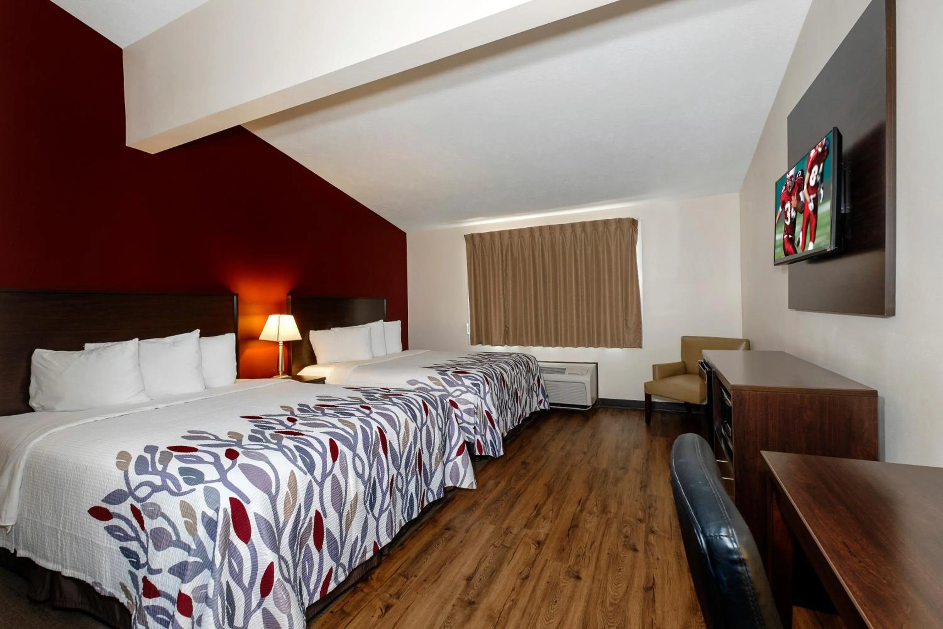 Photo of the whole room, Bed in Red Roof Inn Vermillion - U of South Dakota
