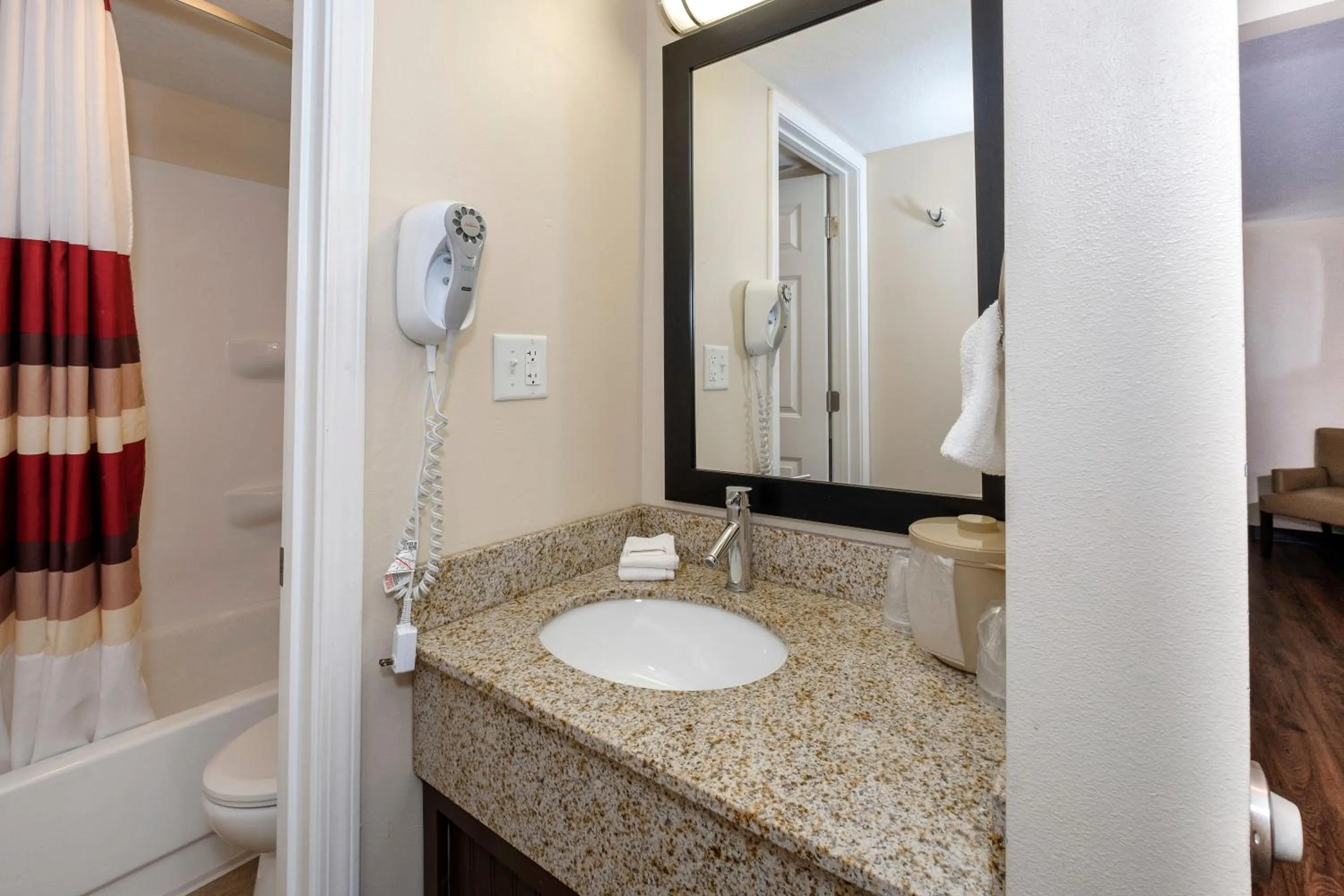 Bathroom in Red Roof Inn Vermillion - U of South Dakota