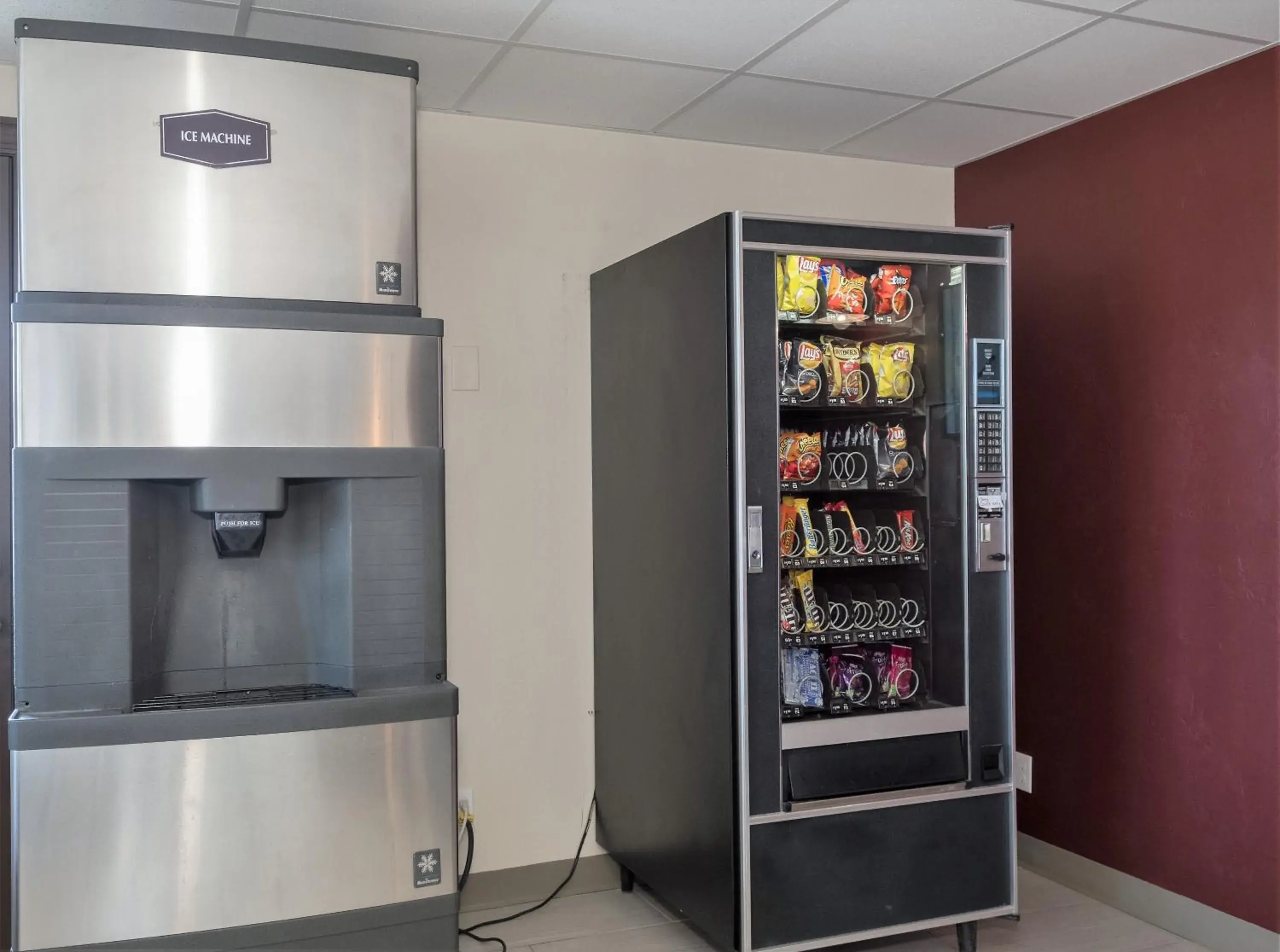 Photo of the whole room in Red Roof Inn Vermillion - U of South Dakota Photo of the whole room in Red Roof Inn Vermillion - U of South Dakota