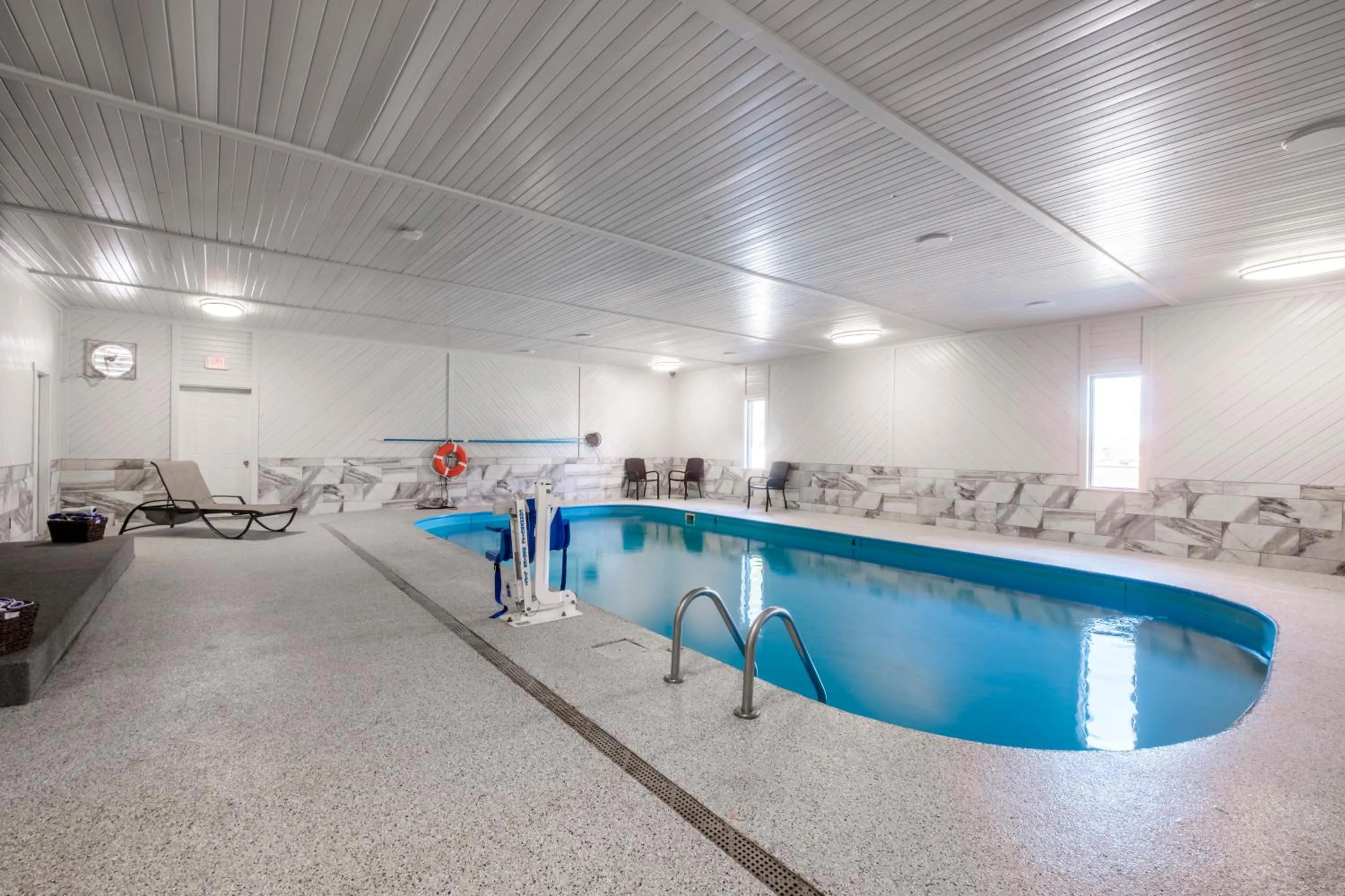 Swimming pool in Red Roof Inn Vermillion - U of South Dakota