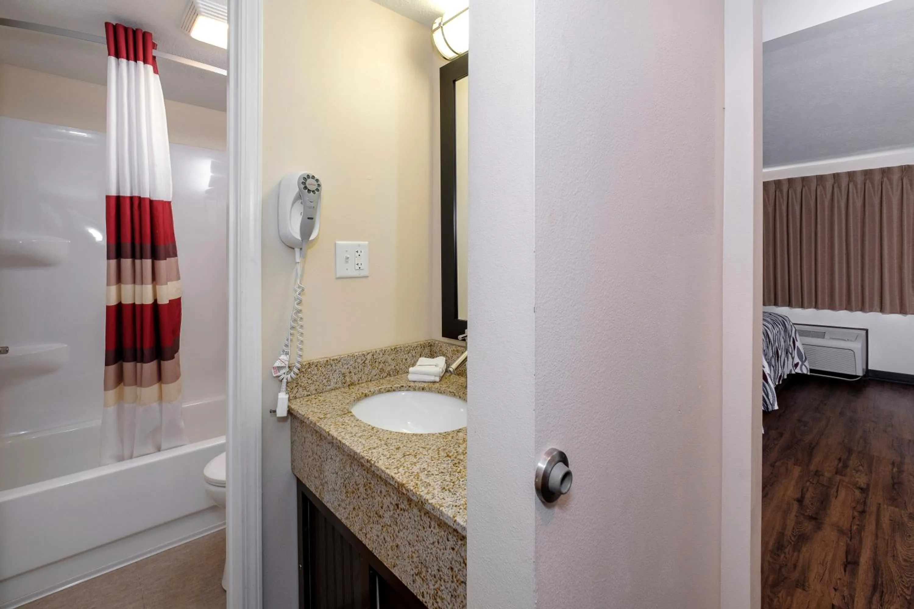 Bathroom in Red Roof Inn Vermillion - U of South Dakota