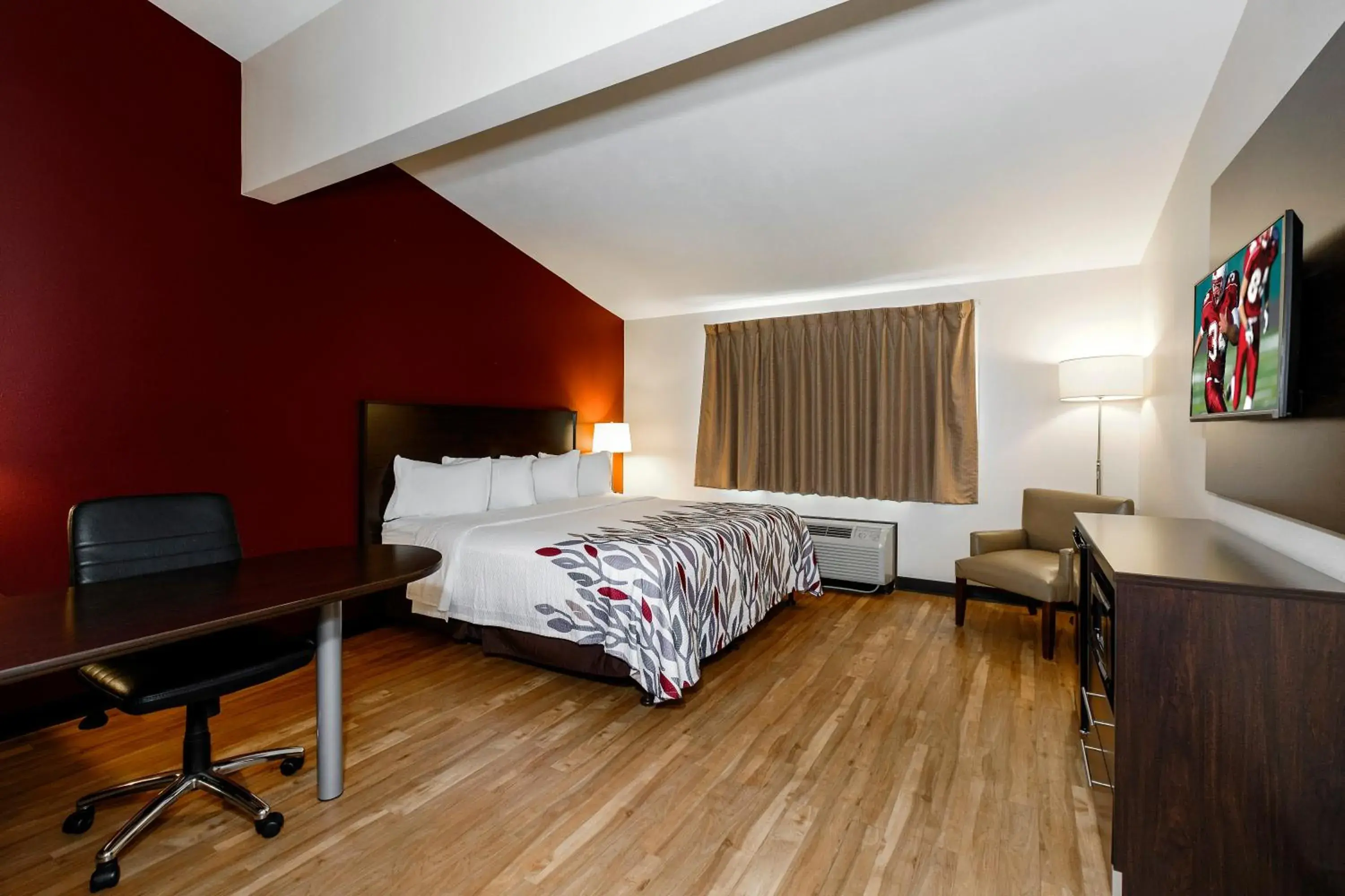 Photo of the whole room, Bed in Red Roof Inn Vermillion - U of South Dakota Photo of the whole room, Bed in Red Roof Inn Vermillion - U of South Dakota