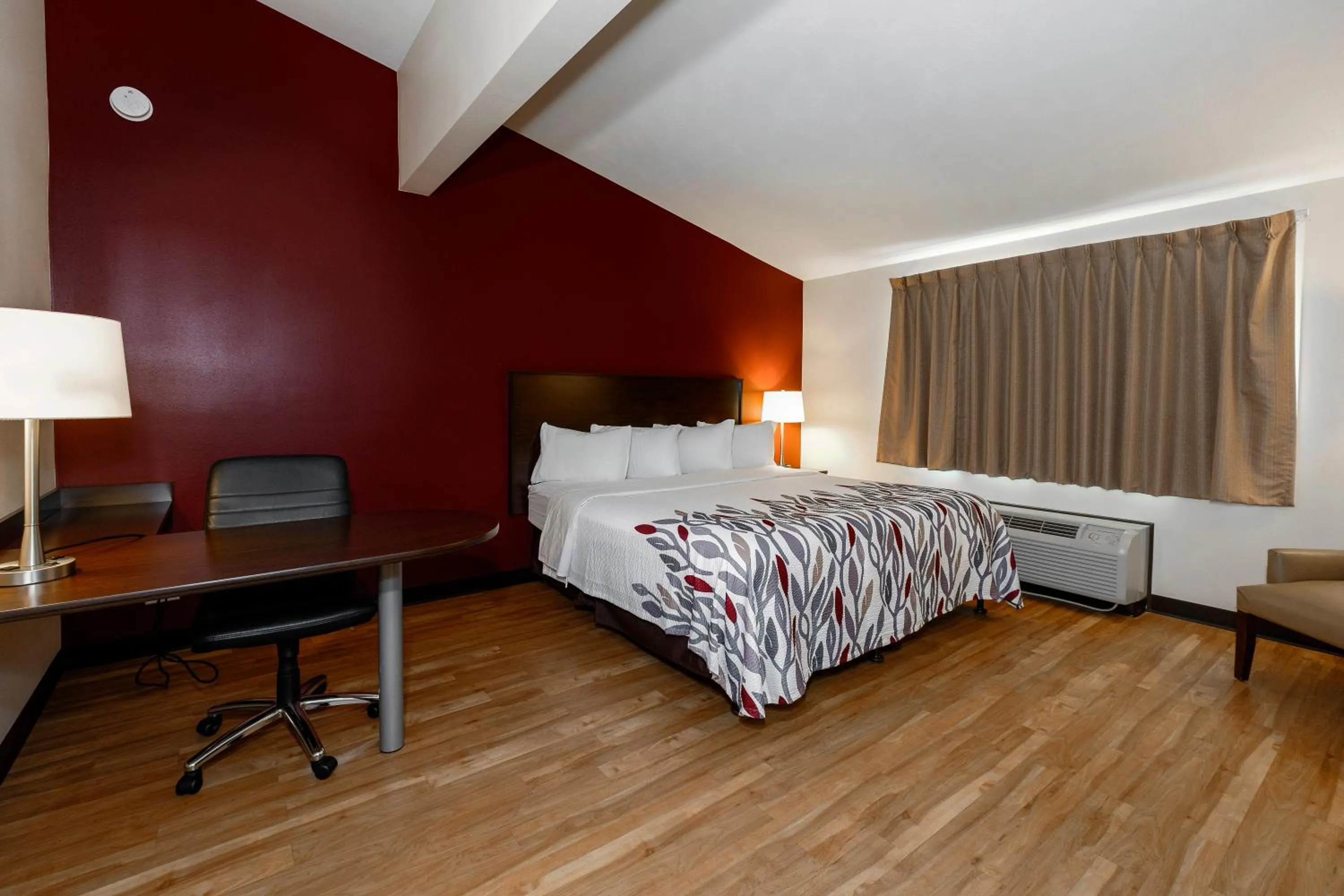 Photo of the whole room, Bed in Red Roof Inn Vermillion - U of South Dakota