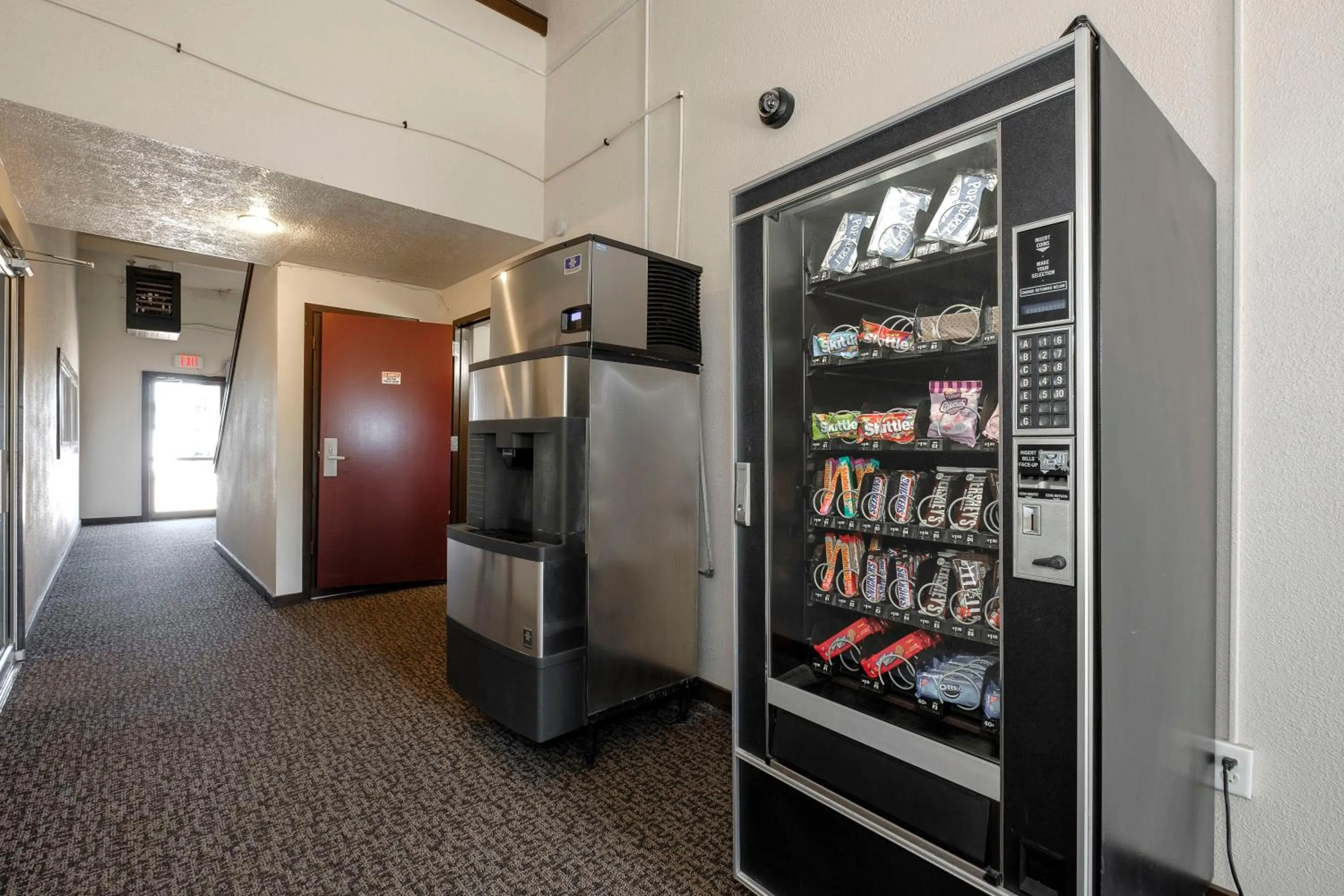 Photo of the whole room in Red Roof Inn Vermillion - U of South Dakota