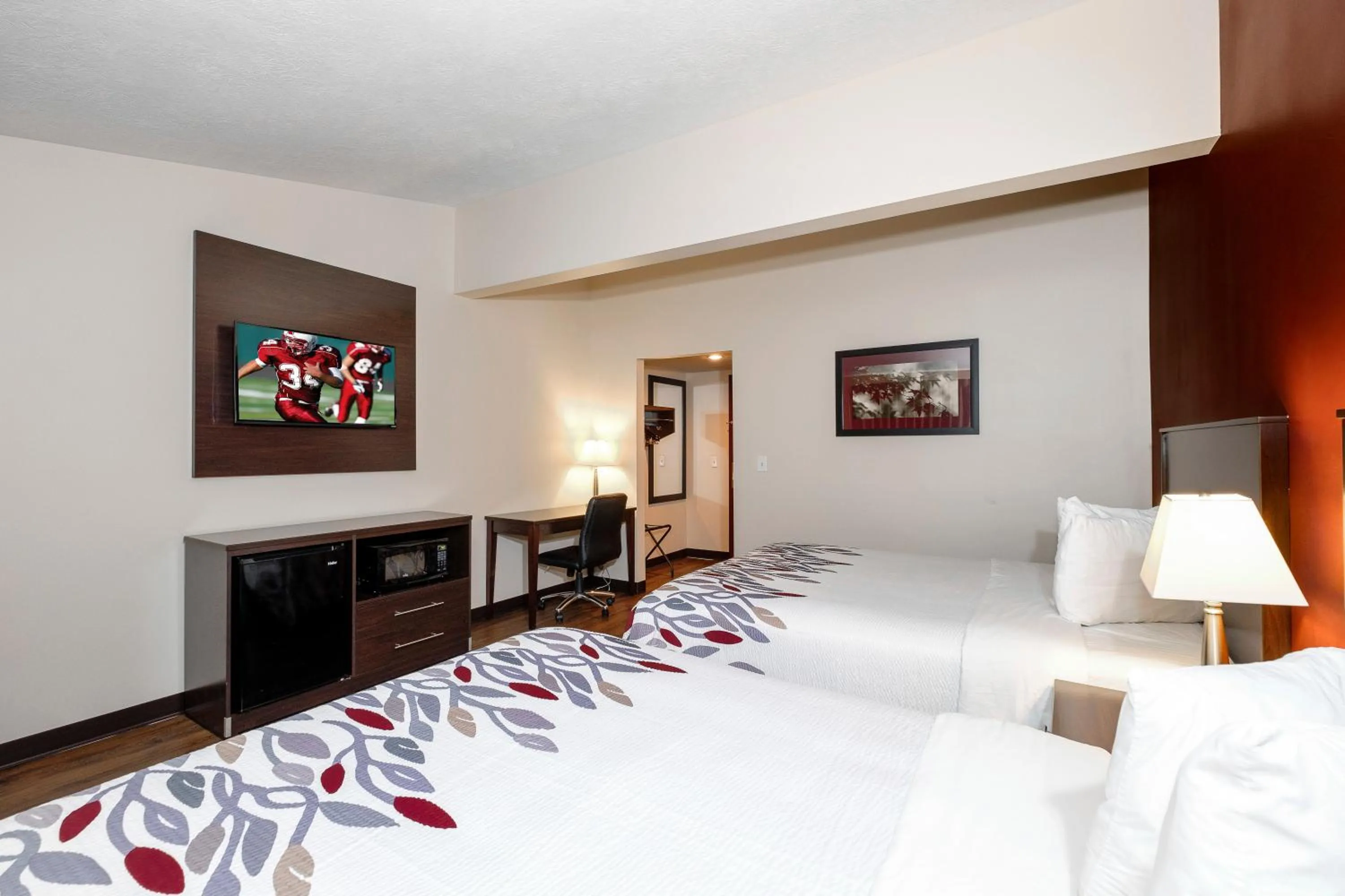 Photo of the whole room, Bed in Red Roof Inn Vermillion - U of South Dakota