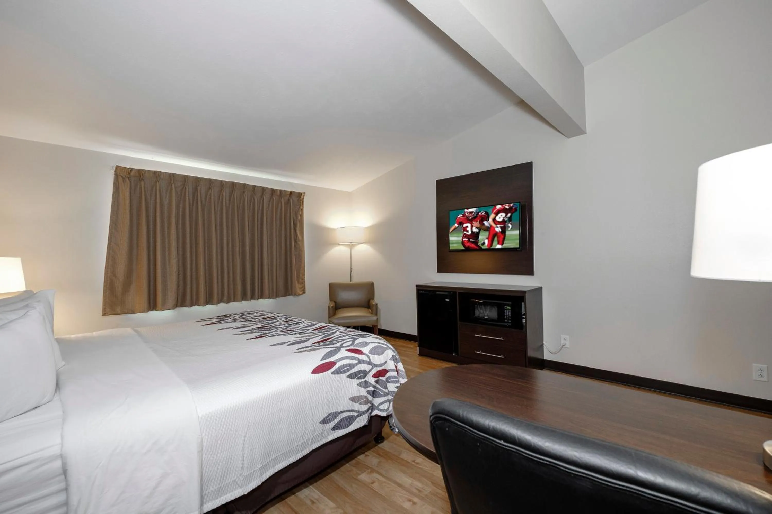 Photo of the whole room, Bed in Red Roof Inn Vermillion - U of South Dakota