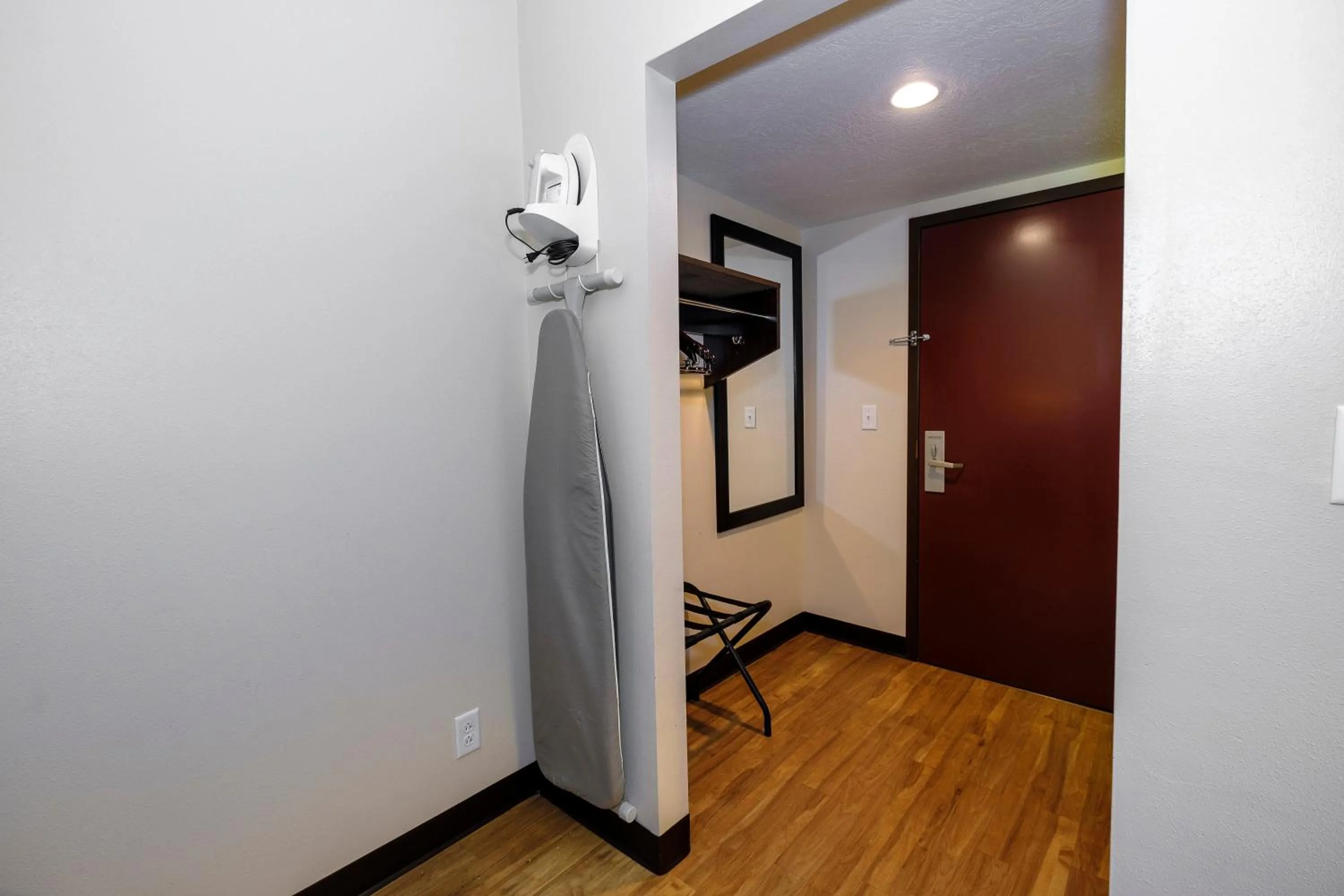 Photo of the whole room in Red Roof Inn Vermillion - U of South Dakota