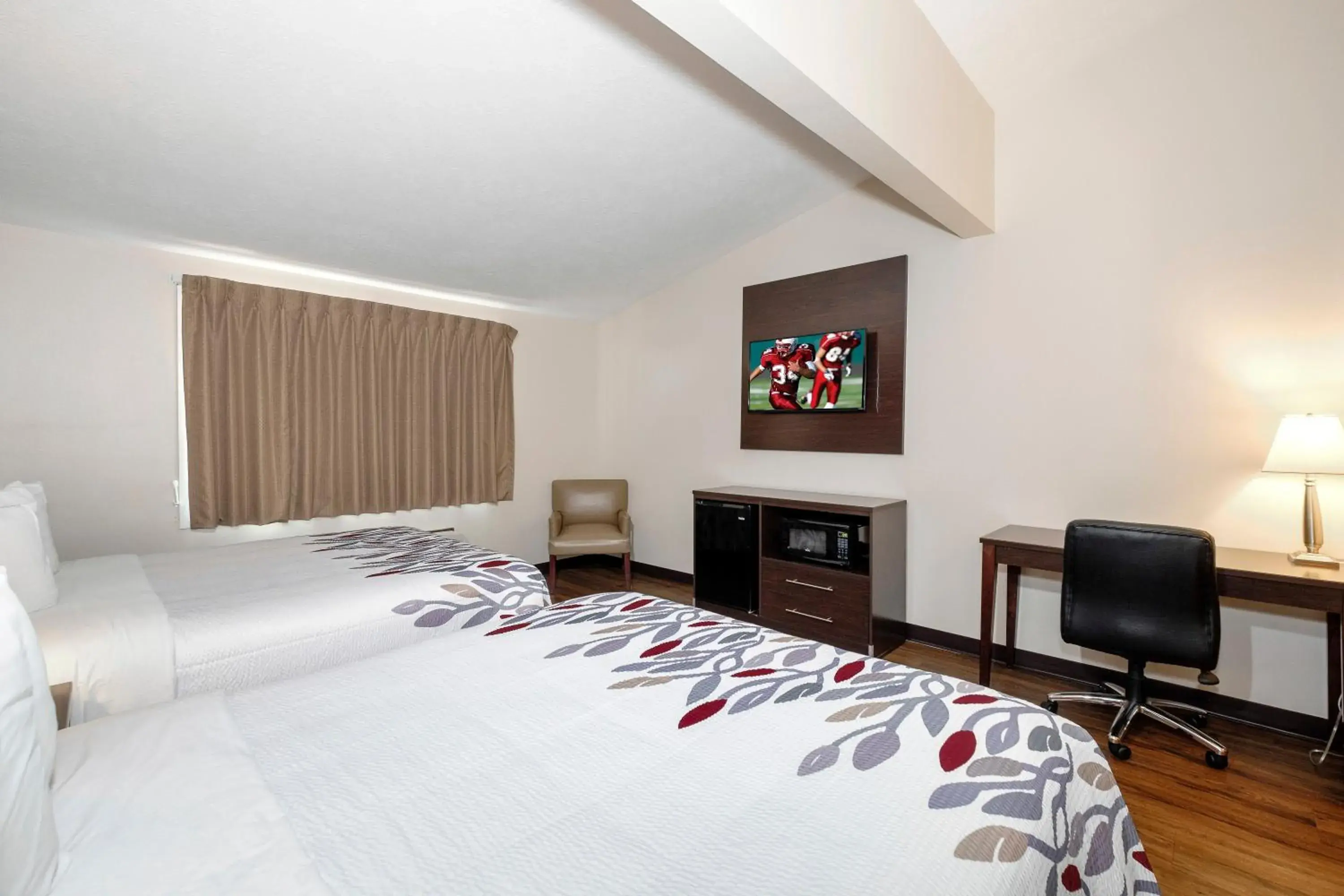 Photo of the whole room, Bed in Red Roof Inn Vermillion - U of South Dakota Photo of the whole room, Bed in Red Roof Inn Vermillion - U of South Dakota