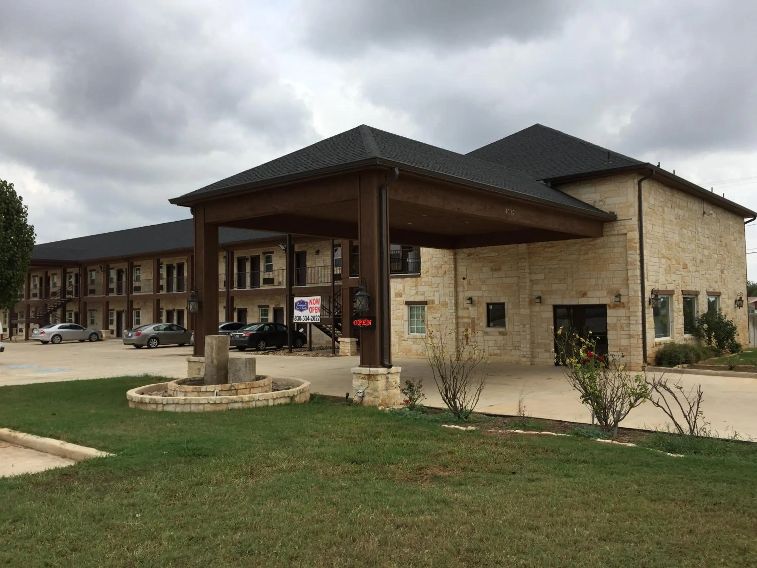 Property building in Pearsall Inn and Suites