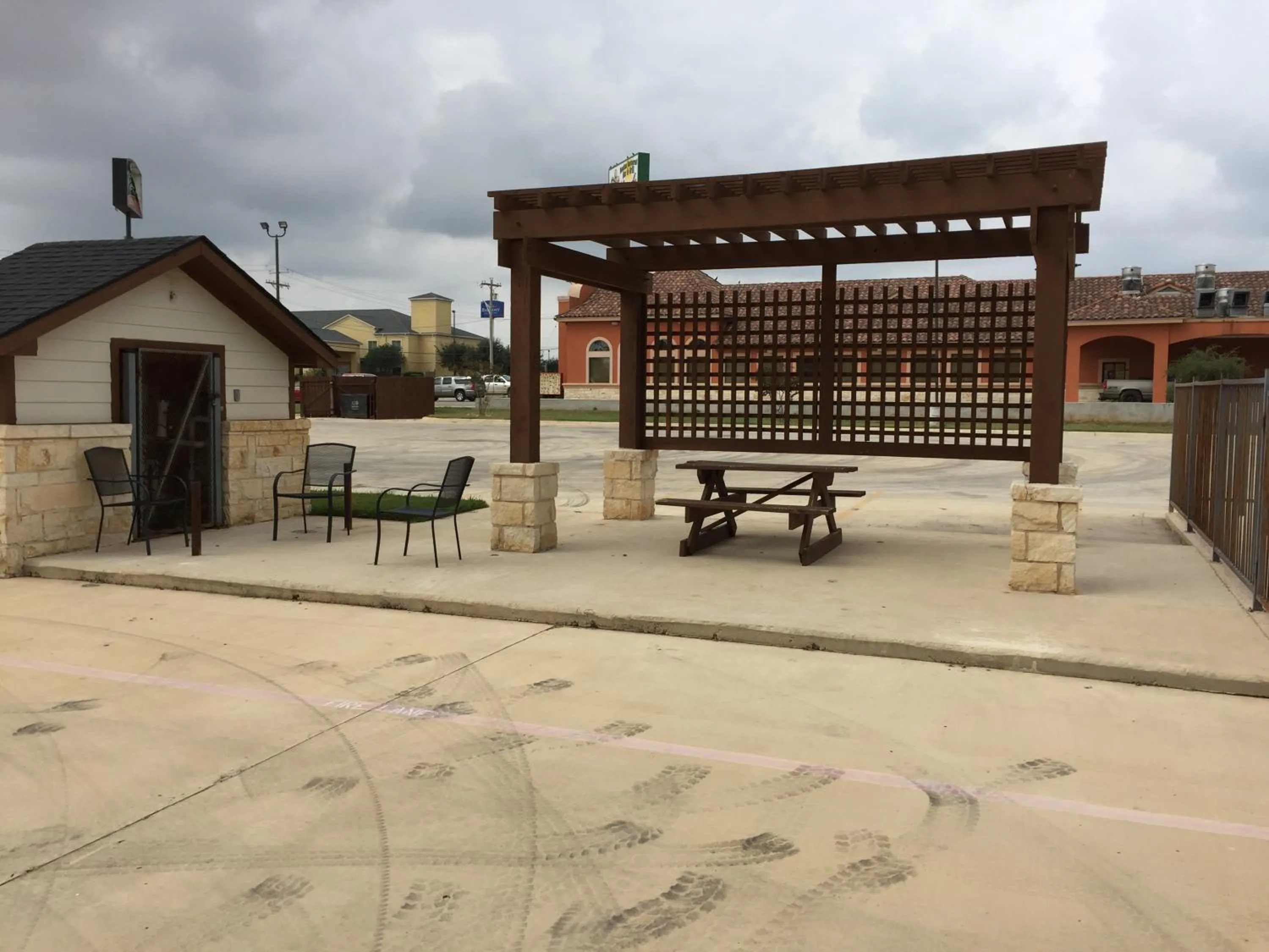 Restaurant/places to eat in Pearsall Inn and Suites