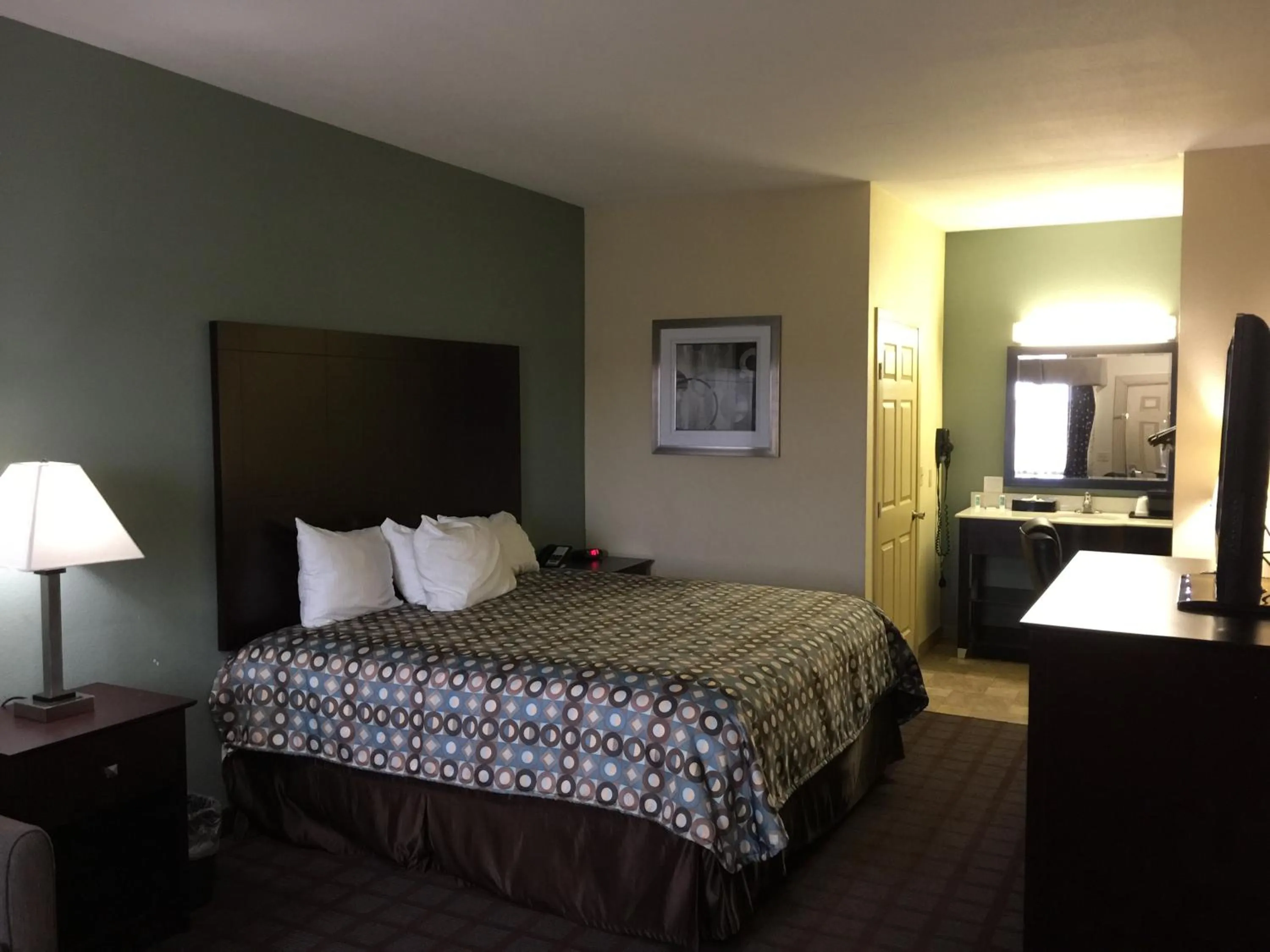 Bed in Pearsall Inn and Suites