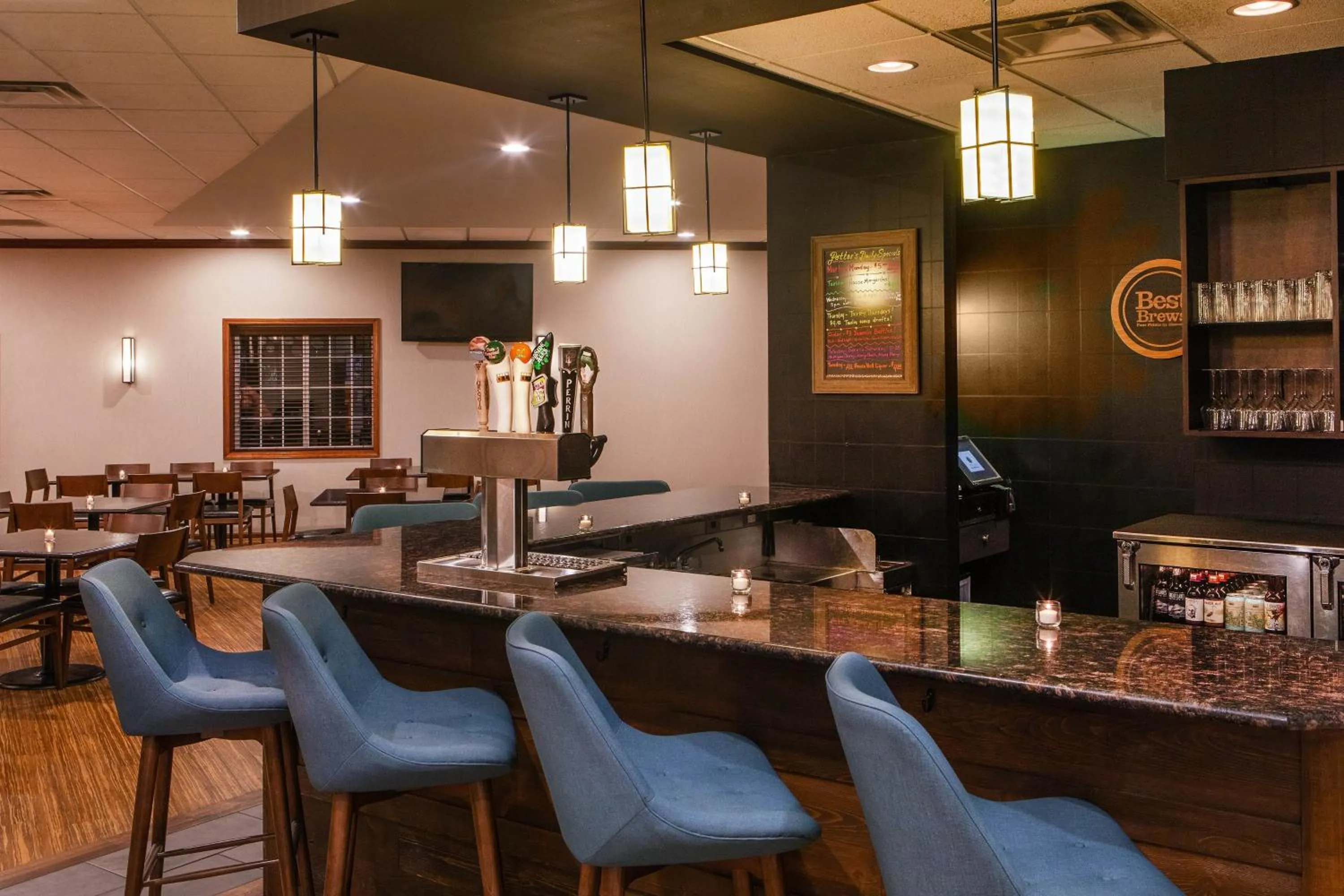 Lounge or bar in Four Points by Sheraton Kalamazoo